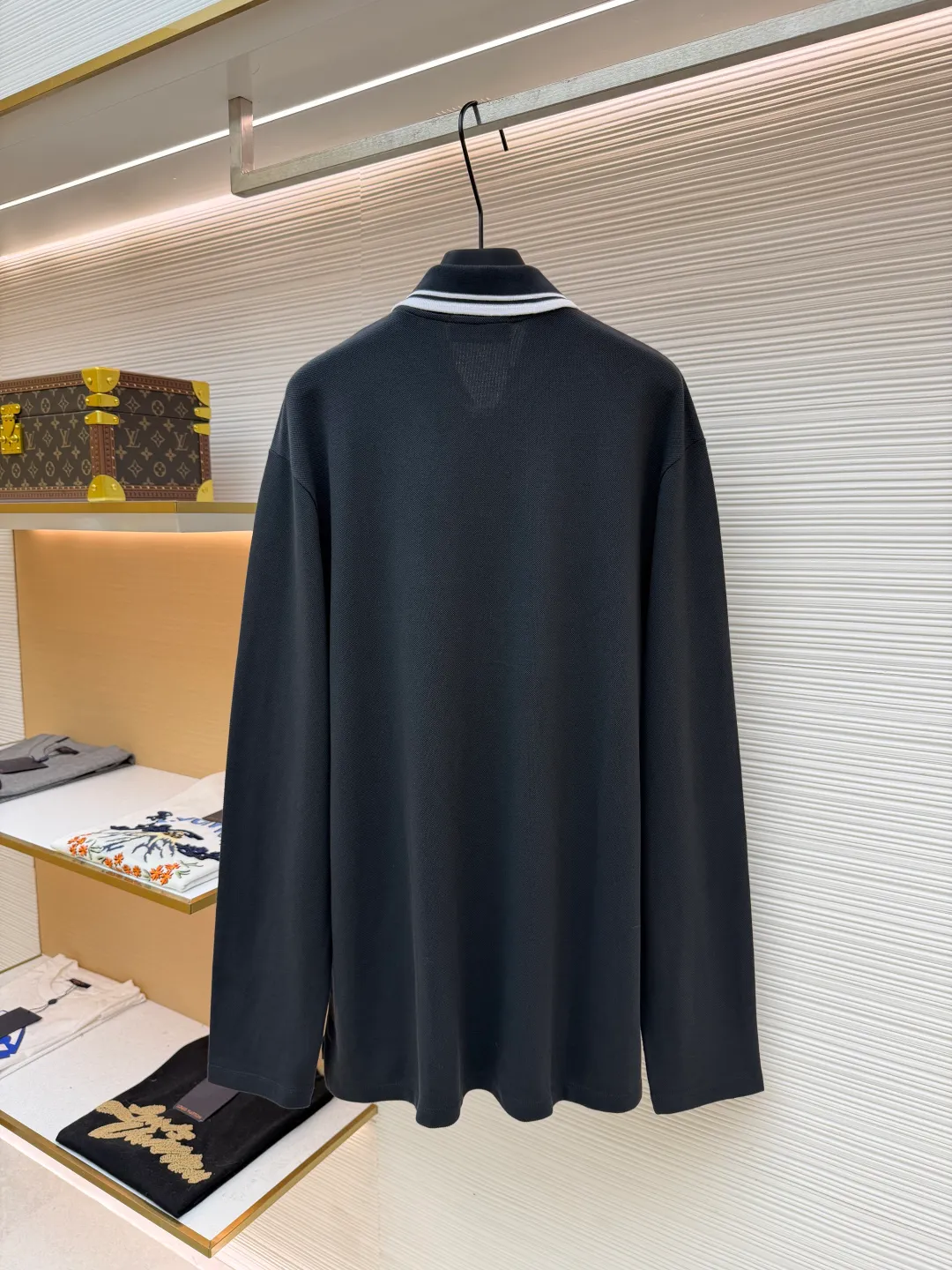 Gucci embroidered piqué cotton Polo shirt ●Article number: 1680851-A55 ●Material: piqué cotton fabric ●Technology: embroidery production ●Style: Fitted fit ●Weight: approx. 415 grams ●Size: S-M-L-XL ●Description: 100% piqué cotton polo shirt with contrasting collar and piping, a beautiful blend of sportswear details and preppy style. Button placket with mother-of-pearl buttons. The overall wiring is straight and delicate, the fabric is comfortable and soft, and the color is consistent without color difference. It can be matched with the same style to create a fashionable look and control various occasions. Customized accessories, complete with three standards, same style for men and women!