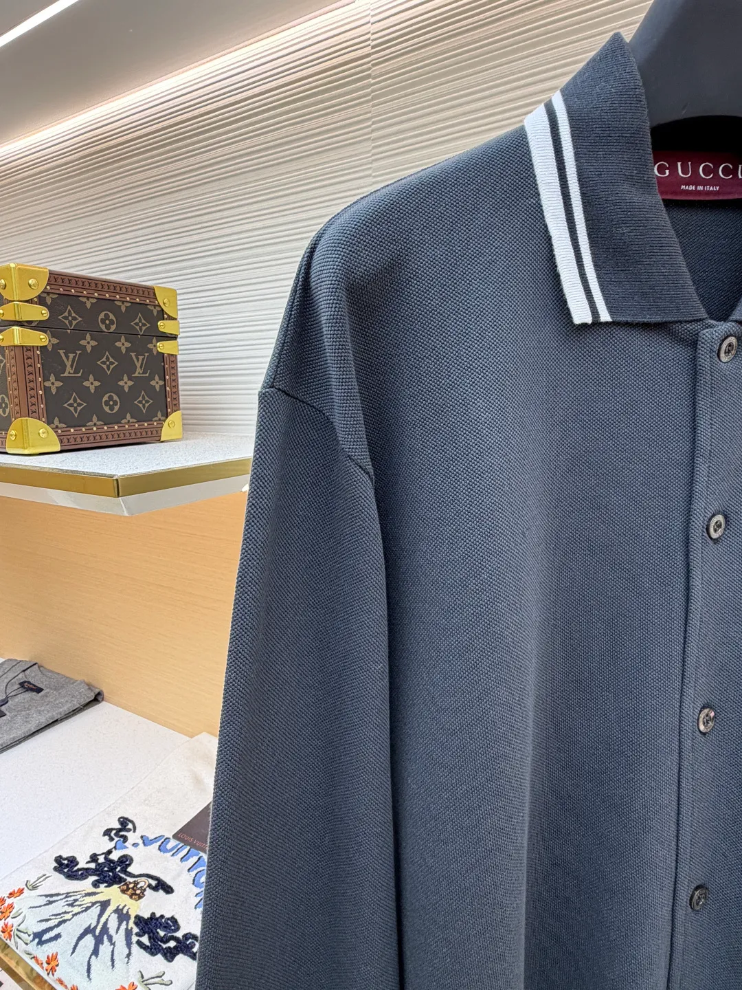 Gucci embroidered piqué cotton Polo shirt ●Article number: 1680851-A55 ●Material: piqué cotton fabric ●Technology: embroidery production ●Style: Fitted fit ●Weight: approx. 415 grams ●Size: S-M-L-XL ●Description: 100% piqué cotton polo shirt with contrasting collar and piping, a beautiful blend of sportswear details and preppy style. Button placket with mother-of-pearl buttons. The overall wiring is straight and delicate, the fabric is comfortable and soft, and the color is consistent without color difference. It can be matched with the same style to create a fashionable look and control various occasions. Customized accessories, complete with three standards, same style for men and women!