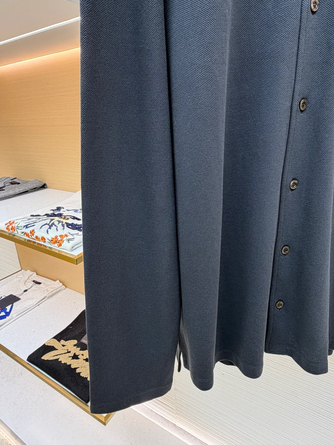 Gucci embroidered piqué cotton Polo shirt ●Article number: 1680851-A55 ●Material: piqué cotton fabric ●Technology: embroidery production ●Style: Fitted fit ●Weight: approx. 415 grams ●Size: S-M-L-XL ●Description: 100% piqué cotton polo shirt with contrasting collar and piping, a beautiful blend of sportswear details and preppy style. Button placket with mother-of-pearl buttons. The overall wiring is straight and delicate, the fabric is comfortable and soft, and the color is consistent without color difference. It can be matched with the same style to create a fashionable look and control various occasions. Customized accessories, complete with three standards, same style for men and women!