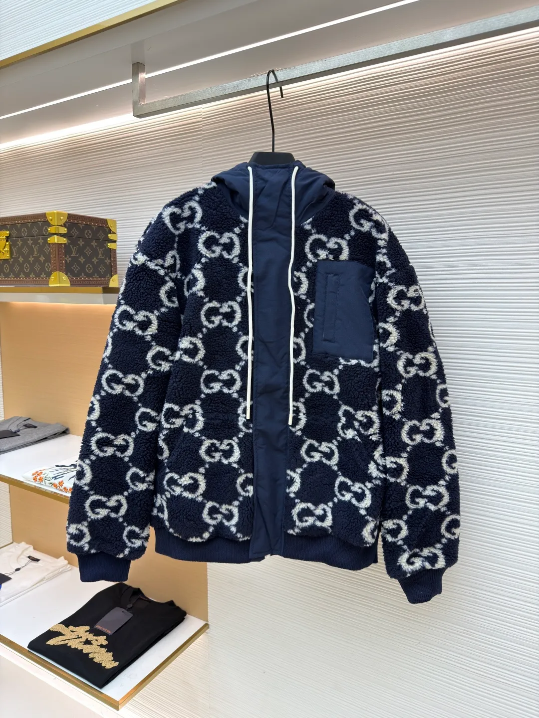 Gucci presbyopia sherpa jacket ●Original version: 31000 purchase and development ●Item number: 1681598-B70 ●Fabric: Lamb jacquard fabric ●Technology: jacquard production ●Color: blue and white color matching ●Version: fitted version ●Weight: about 1165 grams ●Size: S-M-L-XL ●Description: The body is made of 460 grams of custom lamb jacquard fabric, and the blue splicing is made of 320 grams of waterproof nylon with 1200-wash cotton on the inside. The sleeves are matched with pure cotton mesh bag cloth, which makes the upper body very comfortable. The hat and access control are made of machines imported from Germany. The edges of the wheat clips are neat and consistent. The threads are made of pure cotton mercerized, and the yarn is dyed and woven. The pure cotton mercerized hat rope is paired with an electroplated milk white hanging clock. The hanging clock has the brand logo. The chest pocket adopts alloy spliced ​​rubber tooth track zipper. The door control four-in-one buttons are made of aged brass electroplating and each one has the brand logo. The cap buckle is made of alloy plating and the logo is laser engraved. A very heavy-duty piece of clothing that tests the factory's workmanship and details. In the winter, everyone has one on hand. The overall wiring is straight and delicate, the fabric is comfortable and soft, and the color is consistent without color difference. It can be matched with the same style to create a fashionable look and control various occasions. Customized accessories, complete with three standards, same style for men and women!