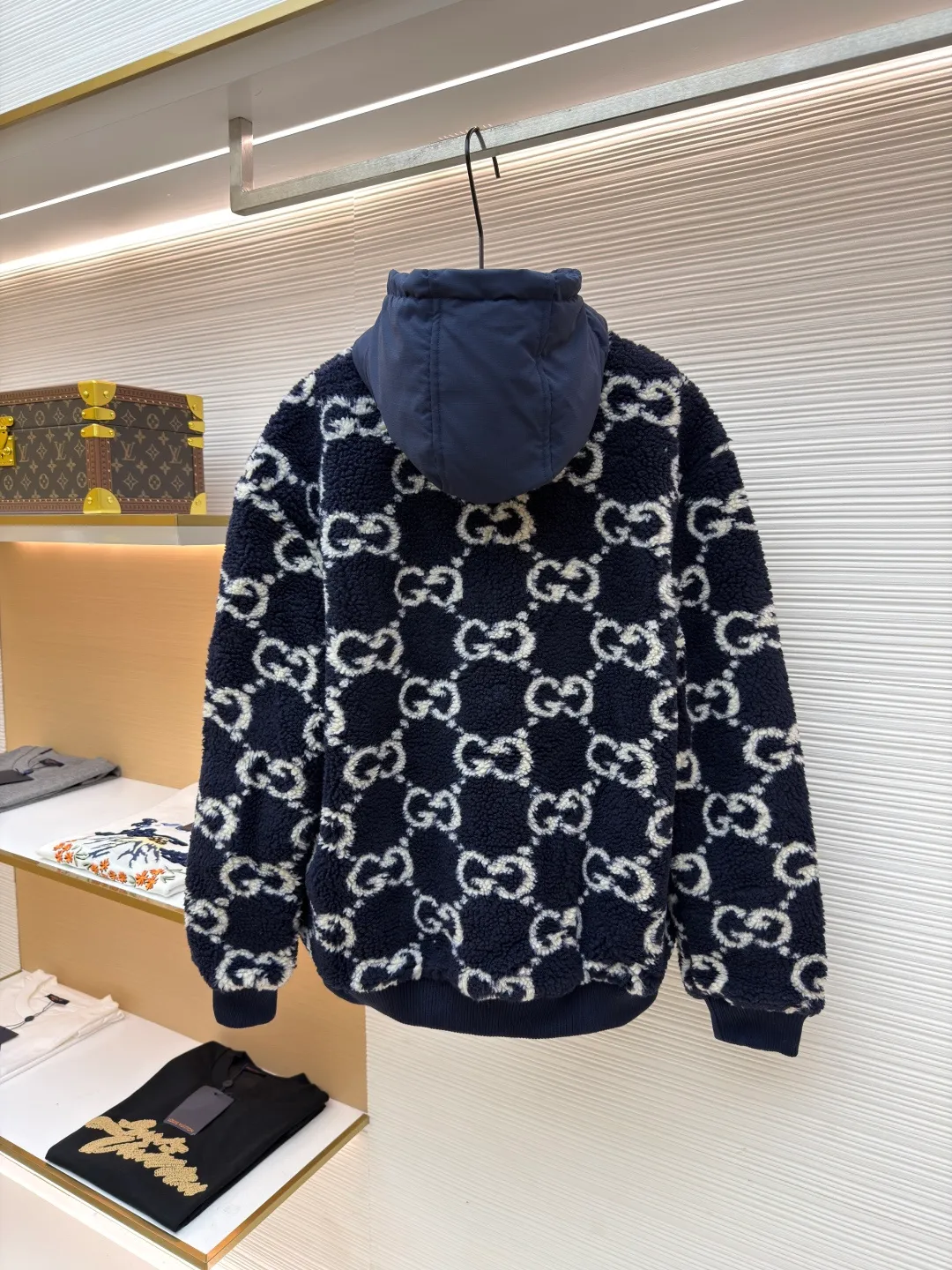 Gucci presbyopia sherpa jacket ●Original version: 31000 purchase and development ●Item number: 1681598-B70 ●Fabric: Lamb jacquard fabric ●Technology: jacquard production ●Color: blue and white color matching ●Version: fitted version ●Weight: about 1165 grams ●Size: S-M-L-XL ●Description: The body is made of 460 grams of custom lamb jacquard fabric, and the blue splicing is made of 320 grams of waterproof nylon with 1200-wash cotton on the inside. The sleeves are matched with pure cotton mesh bag cloth, which makes the upper body very comfortable. The hat and access control are made of machines imported from Germany. The edges of the wheat clips are neat and consistent. The threads are made of pure cotton mercerized, and the yarn is dyed and woven. The pure cotton mercerized hat rope is paired with an electroplated milk white hanging clock. The hanging clock has the brand logo. The chest pocket adopts alloy spliced ​​rubber tooth track zipper. The door control four-in-one buttons are made of aged brass electroplating and each one has the brand logo. The cap buckle is made of alloy plating and the logo is laser engraved. A very heavy-duty piece of clothing that tests the factory's workmanship and details. In the winter, everyone has one on hand. The overall wiring is straight and delicate, the fabric is comfortable and soft, and the color is consistent without color difference. It can be matched with the same style to create a fashionable look and control various occasions. Customized accessories, complete with three standards, same style for men and women!