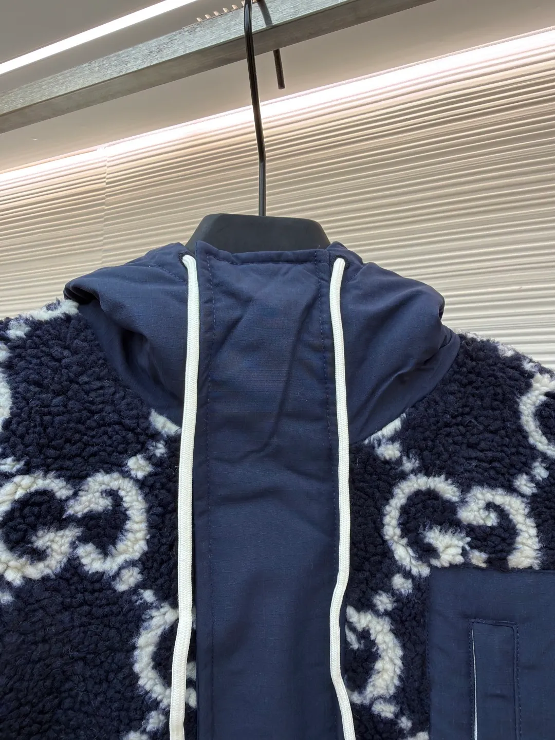 Gucci presbyopia sherpa jacket ●Original version: 31000 purchase and development ●Item number: 1681598-B70 ●Fabric: Lamb jacquard fabric ●Technology: jacquard production ●Color: blue and white color matching ●Version: fitted version ●Weight: about 1165 grams ●Size: S-M-L-XL ●Description: The body is made of 460 grams of custom lamb jacquard fabric, and the blue splicing is made of 320 grams of waterproof nylon with 1200-wash cotton on the inside. The sleeves are matched with pure cotton mesh bag cloth, which makes the upper body very comfortable. The hat and access control are made of machines imported from Germany. The edges of the wheat clips are neat and consistent. The threads are made of pure cotton mercerized, and the yarn is dyed and woven. The pure cotton mercerized hat rope is paired with an electroplated milk white hanging clock. The hanging clock has the brand logo. The chest pocket adopts alloy spliced ​​rubber tooth track zipper. The door control four-in-one buttons are made of aged brass electroplating and each one has the brand logo. The cap buckle is made of alloy plating and the logo is laser engraved. A very heavy-duty piece of clothing that tests the factory's workmanship and details. In the winter, everyone has one on hand. The overall wiring is straight and delicate, the fabric is comfortable and soft, and the color is consistent without color difference. It can be matched with the same style to create a fashionable look and control various occasions. Customized accessories, complete with three standards, same style for men and women!