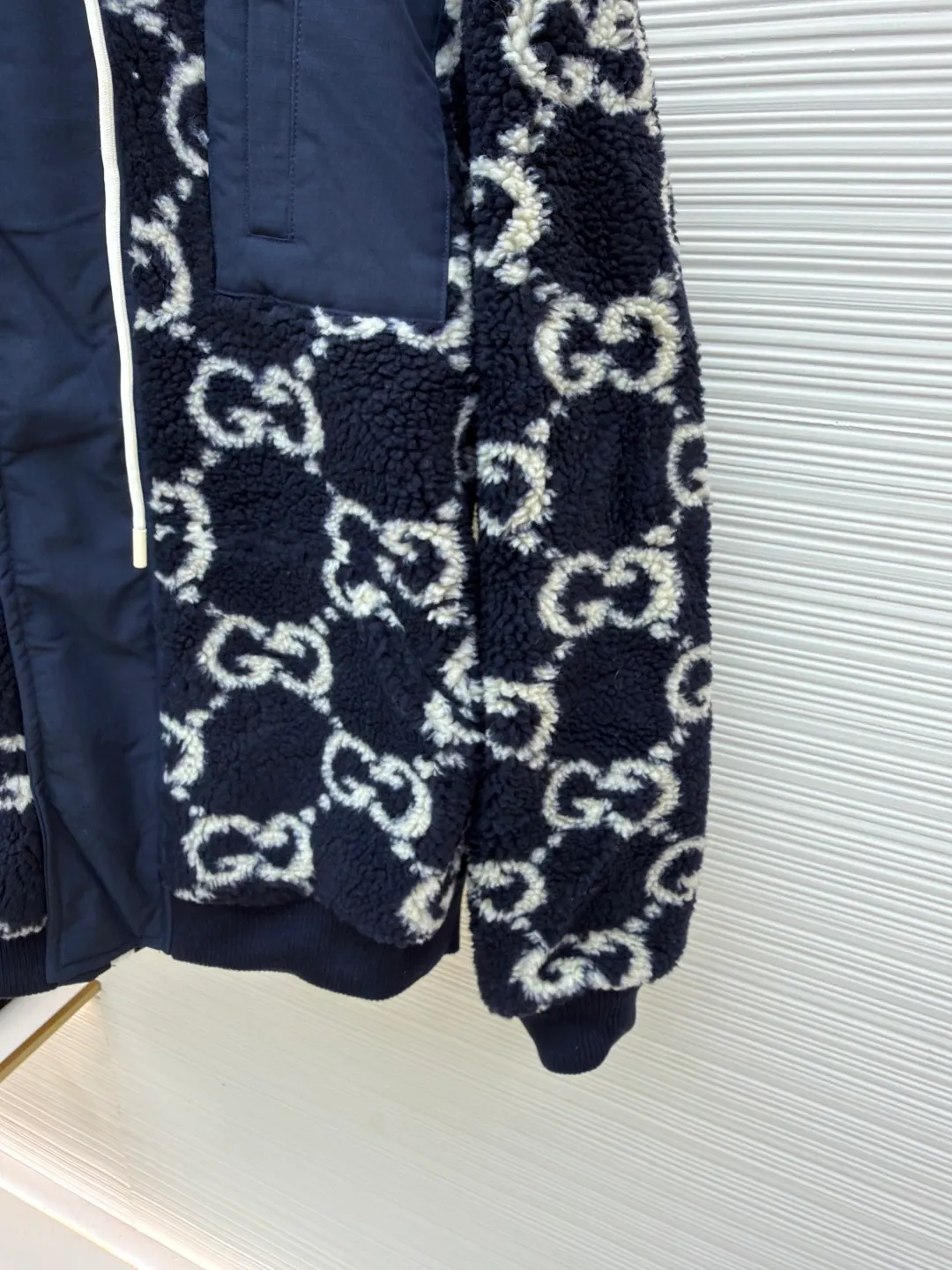 Gucci presbyopia sherpa jacket ●Original version: 31000 purchase and development ●Item number: 1681598-B70 ●Fabric: Lamb jacquard fabric ●Technology: jacquard production ●Color: blue and white color matching ●Version: fitted version ●Weight: about 1165 grams ●Size: S-M-L-XL ●Description: The body is made of 460 grams of custom lamb jacquard fabric, and the blue splicing is made of 320 grams of waterproof nylon with 1200-wash cotton on the inside. The sleeves are matched with pure cotton mesh bag cloth, which makes the upper body very comfortable. The hat and access control are made of machines imported from Germany. The edges of the wheat clips are neat and consistent. The threads are made of pure cotton mercerized, and the yarn is dyed and woven. The pure cotton mercerized hat rope is paired with an electroplated milk white hanging clock. The hanging clock has the brand logo. The chest pocket adopts alloy spliced ​​rubber tooth track zipper. The door control four-in-one buttons are made of aged brass electroplating and each one has the brand logo. The cap buckle is made of alloy plating and the logo is laser engraved. A very heavy-duty piece of clothing that tests the factory's workmanship and details. In the winter, everyone has one on hand. The overall wiring is straight and delicate, the fabric is comfortable and soft, and the color is consistent without color difference. It can be matched with the same style to create a fashionable look and control various occasions. Customized accessories, complete with three standards, same style for men and women!