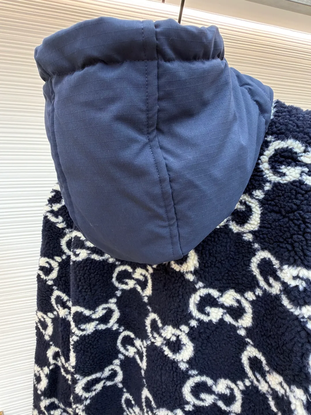 Gucci presbyopia sherpa jacket ●Original version: 31000 purchase and development ●Item number: 1681598-B70 ●Fabric: Lamb jacquard fabric ●Technology: jacquard production ●Color: blue and white color matching ●Version: fitted version ●Weight: about 1165 grams ●Size: S-M-L-XL ●Description: The body is made of 460 grams of custom lamb jacquard fabric, and the blue splicing is made of 320 grams of waterproof nylon with 1200-wash cotton on the inside. The sleeves are matched with pure cotton mesh bag cloth, which makes the upper body very comfortable. The hat and access control are made of machines imported from Germany. The edges of the wheat clips are neat and consistent. The threads are made of pure cotton mercerized, and the yarn is dyed and woven. The pure cotton mercerized hat rope is paired with an electroplated milk white hanging clock. The hanging clock has the brand logo. The chest pocket adopts alloy spliced ​​rubber tooth track zipper. The door control four-in-one buttons are made of aged brass electroplating and each one has the brand logo. The cap buckle is made of alloy plating and the logo is laser engraved. A very heavy-duty piece of clothing that tests the factory's workmanship and details. In the winter, everyone has one on hand. The overall wiring is straight and delicate, the fabric is comfortable and soft, and the color is consistent without color difference. It can be matched with the same style to create a fashionable look and control various occasions. Customized accessories, complete with three standards, same style for men and women!