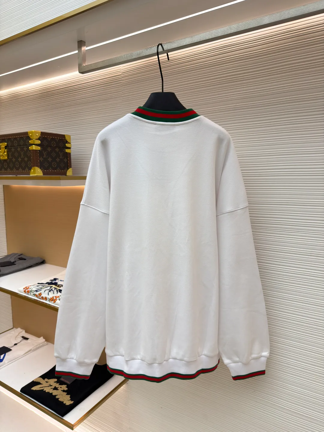 Gucci webbing embroidered sweatshirt ●Original version: Purchased and developed for 10200 ●Item number: 1681495-A45 ●Material: cloud soft pearl cotton fabric ●Technology: embroidery production ●Color: white ●Version: fitted version ●Weight: about 665 grams ●Size: S-M-L-XL ●Description: Customized cloud soft pearl cotton material, soft and comfortable, white base, pure and elegant Iconic GUCCI embroidery embellishes the chest. It is low-key and powerful. The carefully outlined striped webbing piping is the finishing touch. It achieves perfect visual balance in harmony. The dropped shoulder design highlights a new level of fashion. It creates a unique urban yuppie image and adopts imported machine embroidery technology. Use advanced computer control systems and precision mechanical components to realize GUCCI embroidery operations with high precision. The lines are smooth and delicate, and the interweaving webbing splicing technology is used. The technology of splicing webbings of different materials through interweaving is interwoven according to the original requirements (the direction, spacing and tightness of the webbings) to ensure firmness and increase the appearance. The fabrics have been washed and have a better hand feel and texture. They are not easy to deform, not easy to shrink, not easy to fade, and maintain long-term beauty. The overall wiring is straight and delicate, the fabric is comfortable and soft, and the color is consistent without color difference. It can be matched with the same style to create a fashionable look and control various occasions. Customized accessories, complete with three standards, same style for men and women!