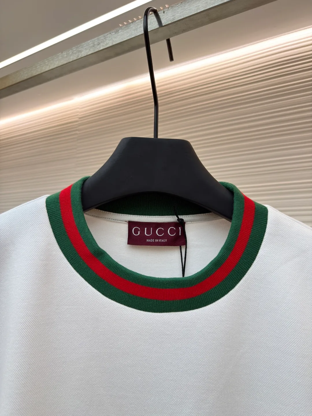 Gucci webbing embroidered sweatshirt ●Original version: Purchased and developed for 10200 ●Item number: 1681495-A45 ●Material: cloud soft pearl cotton fabric ●Technology: embroidery production ●Color: white ●Version: fitted version ●Weight: about 665 grams ●Size: S-M-L-XL ●Description: Customized cloud soft pearl cotton material, soft and comfortable, white base, pure and elegant Iconic GUCCI embroidery embellishes the chest. It is low-key and powerful. The carefully outlined striped webbing piping is the finishing touch. It achieves perfect visual balance in harmony. The dropped shoulder design highlights a new level of fashion. It creates a unique urban yuppie image and adopts imported machine embroidery technology. Use advanced computer control systems and precision mechanical components to realize GUCCI embroidery operations with high precision. The lines are smooth and delicate, and the interweaving webbing splicing technology is used. The technology of splicing webbings of different materials through interweaving is interwoven according to the original requirements (the direction, spacing and tightness of the webbings) to ensure firmness and increase the appearance. The fabrics have been washed and have a better hand feel and texture. They are not easy to deform, not easy to shrink, not easy to fade, and maintain long-term beauty. The overall wiring is straight and delicate, the fabric is comfortable and soft, and the color is consistent without color difference. It can be matched with the same style to create a fashionable look and control various occasions. Customized accessories, complete with three standards, same style for men and women!