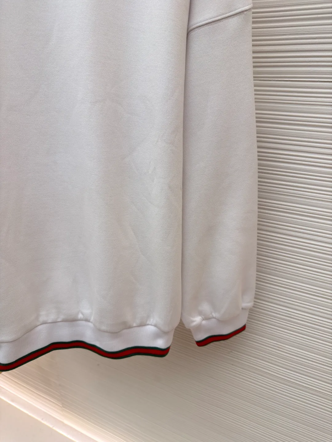 Gucci webbing embroidered sweatshirt ●Original version: Purchased and developed for 10200 ●Item number: 1681495-A45 ●Material: cloud soft pearl cotton fabric ●Technology: embroidery production ●Color: white ●Version: fitted version ●Weight: about 665 grams ●Size: S-M-L-XL ●Description: Customized cloud soft pearl cotton material, soft and comfortable, white base, pure and elegant Iconic GUCCI embroidery embellishes the chest. It is low-key and powerful. The carefully outlined striped webbing piping is the finishing touch. It achieves perfect visual balance in harmony. The dropped shoulder design highlights a new level of fashion. It creates a unique urban yuppie image and adopts imported machine embroidery technology. Use advanced computer control systems and precision mechanical components to realize GUCCI embroidery operations with high precision. The lines are smooth and delicate, and the interweaving webbing splicing technology is used. The technology of splicing webbings of different materials through interweaving is interwoven according to the original requirements (the direction, spacing and tightness of the webbings) to ensure firmness and increase the appearance. The fabrics have been washed and have a better hand feel and texture. They are not easy to deform, not easy to shrink, not easy to fade, and maintain long-term beauty. The overall wiring is straight and delicate, the fabric is comfortable and soft, and the color is consistent without color difference. It can be matched with the same style to create a fashionable look and control various occasions. Customized accessories, complete with three standards, same style for men and women!