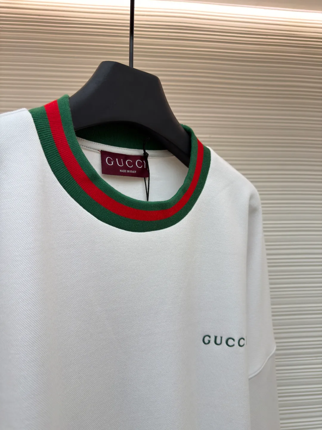Gucci webbing embroidered sweatshirt ●Original version: Purchased and developed for 10200 ●Item number: 1681495-A45 ●Material: cloud soft pearl cotton fabric ●Technology: embroidery production ●Color: white ●Version: fitted version ●Weight: about 665 grams ●Size: S-M-L-XL ●Description: Customized cloud soft pearl cotton material, soft and comfortable, white base, pure and elegant Iconic GUCCI embroidery embellishes the chest. It is low-key and powerful. The carefully outlined striped webbing piping is the finishing touch. It achieves perfect visual balance in harmony. The dropped shoulder design highlights a new level of fashion. It creates a unique urban yuppie image and adopts imported machine embroidery technology. Use advanced computer control systems and precision mechanical components to realize GUCCI embroidery operations with high precision. The lines are smooth and delicate, and the interweaving webbing splicing technology is used. The technology of splicing webbings of different materials through interweaving is interwoven according to the original requirements (the direction, spacing and tightness of the webbings) to ensure firmness and increase the appearance. The fabrics have been washed and have a better hand feel and texture. They are not easy to deform, not easy to shrink, not easy to fade, and maintain long-term beauty. The overall wiring is straight and delicate, the fabric is comfortable and soft, and the color is consistent without color difference. It can be matched with the same style to create a fashionable look and control various occasions. Customized accessories, complete with three standards, same style for men and women!