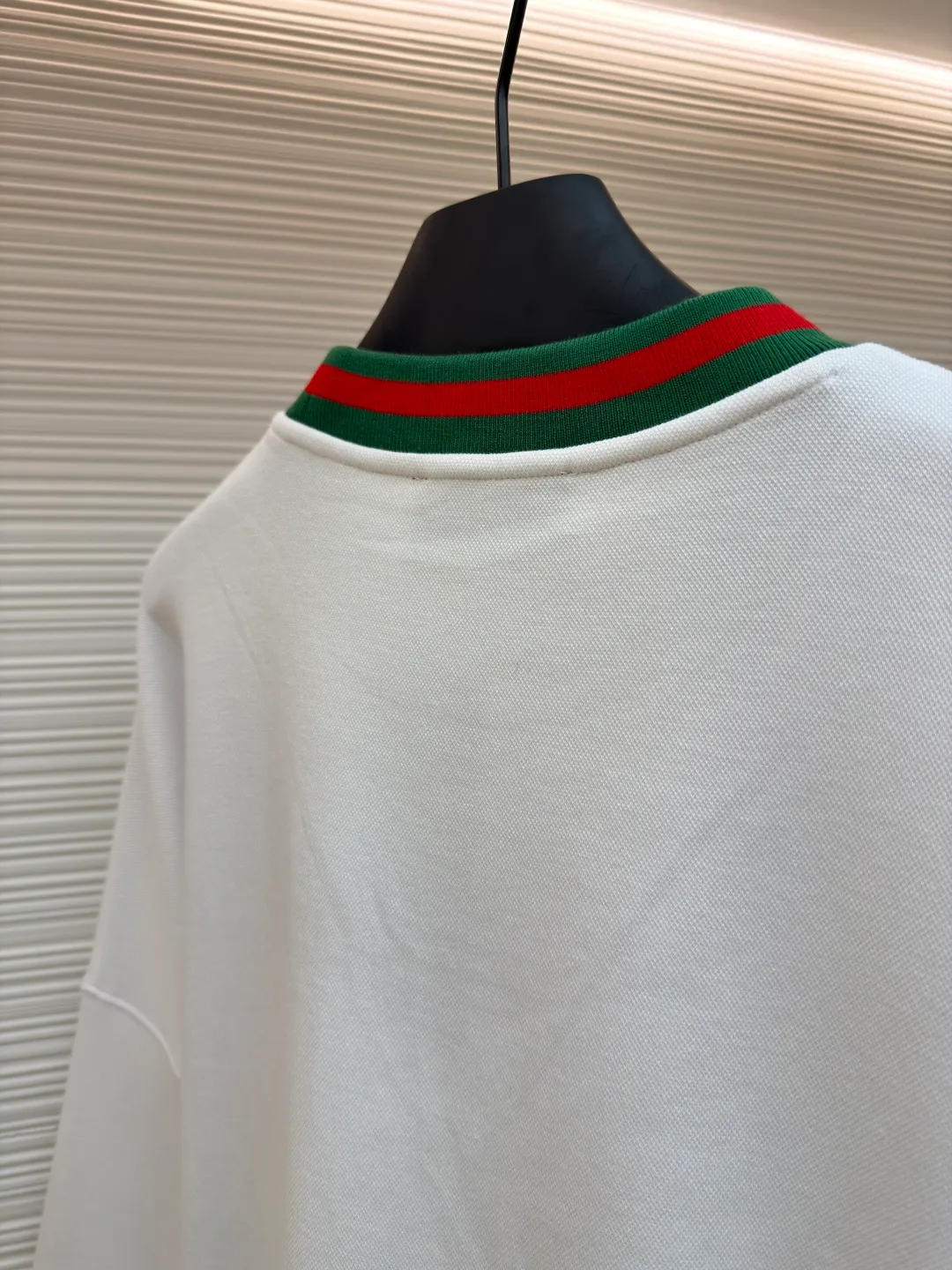 Gucci webbing embroidered sweatshirt ●Original version: Purchased and developed for 10200 ●Item number: 1681495-A45 ●Material: cloud soft pearl cotton fabric ●Technology: embroidery production ●Color: white ●Version: fitted version ●Weight: about 665 grams ●Size: S-M-L-XL ●Description: Customized cloud soft pearl cotton material, soft and comfortable, white base, pure and elegant Iconic GUCCI embroidery embellishes the chest. It is low-key and powerful. The carefully outlined striped webbing piping is the finishing touch. It achieves perfect visual balance in harmony. The dropped shoulder design highlights a new level of fashion. It creates a unique urban yuppie image and adopts imported machine embroidery technology. Use advanced computer control systems and precision mechanical components to realize GUCCI embroidery operations with high precision. The lines are smooth and delicate, and the interweaving webbing splicing technology is used. The technology of splicing webbings of different materials through interweaving is interwoven according to the original requirements (the direction, spacing and tightness of the webbings) to ensure firmness and increase the appearance. The fabrics have been washed and have a better hand feel and texture. They are not easy to deform, not easy to shrink, not easy to fade, and maintain long-term beauty. The overall wiring is straight and delicate, the fabric is comfortable and soft, and the color is consistent without color difference. It can be matched with the same style to create a fashionable look and control various occasions. Customized accessories, complete with three standards, same style for men and women!