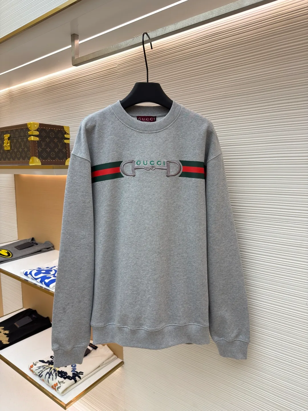 Gucci lock embroidered crew neck sweatshirt ●Original version: Purchased and developed by 5275 ●Item number: 1682140-A65 ●Fabric: brushed knitted cotton fabric ●Technology: printing production ●Color: gray ●Version: fitted version ●Weight: about 640 grams ●Size: XS-S-M-L ●Description: It adopts a composite structure of 26-count double yarn top layer + 10-count yarn fish scale terry bottom, with a weight of 380g/㎡; it is paired with 21-count 1x1 ribs, with a weight of 470g, and is used for the collar, cuffs and hem, ensuring the ultimate thickness, stiffness and deformation resistance of these key parts. The 26-count double yarn forms a smooth, delicate and strong outer surface of the fabric, ensuring good appearance and color fastness; the 10-count fish scale terry bottom is woven to form a unique fish scale-shaped coil. After being raised or fleeced, a layer of extremely rich, dense and unique texture is formed on the inside of the fabric. The sweatshirt combines a crisp and skeletal feel on the outside with an extremely warm and soft feel on the inside. Environmentally friendly elastic glue printing uses water-based environmentally friendly slurry and polymer cross-linking technology to make the pattern have excellent elasticity and can expand and contract simultaneously with the fabric without cracking. The printing layer has a matte texture, is soft and smooth to the touch, and does not have the hardening feel of traditional offset printing, while maintaining the breathability of the fabric. It has strong color coverage, is washable and wear-resistant, and takes into account both visual performance and wearing comfort. Core-covered three-dimensional embroidery is made by pre-inserting a foam core material under the high-density embroidery layer as a filling base, and then embroidering it with embroidery thread for full coverage. The process can create a three-dimensional pattern with highly pronounced convexities and rounded and full edges, and the visual effect is extremely impactful. The cushioning effect of the core material not only improves the wear resistance and pressure resistance of the pattern, but also ensures that it can maintain its crisp and three-dimensional original shape after repeated wear and washing, achieving a high degree of unity between decoration and durability. The overall wiring is straight and delicate, the fabric is comfortable and soft, and the color is consistent without color difference. It can be matched with the same style to create a fashionable look and control various occasions. Customized accessories, complete with three standards, same style for men and women!