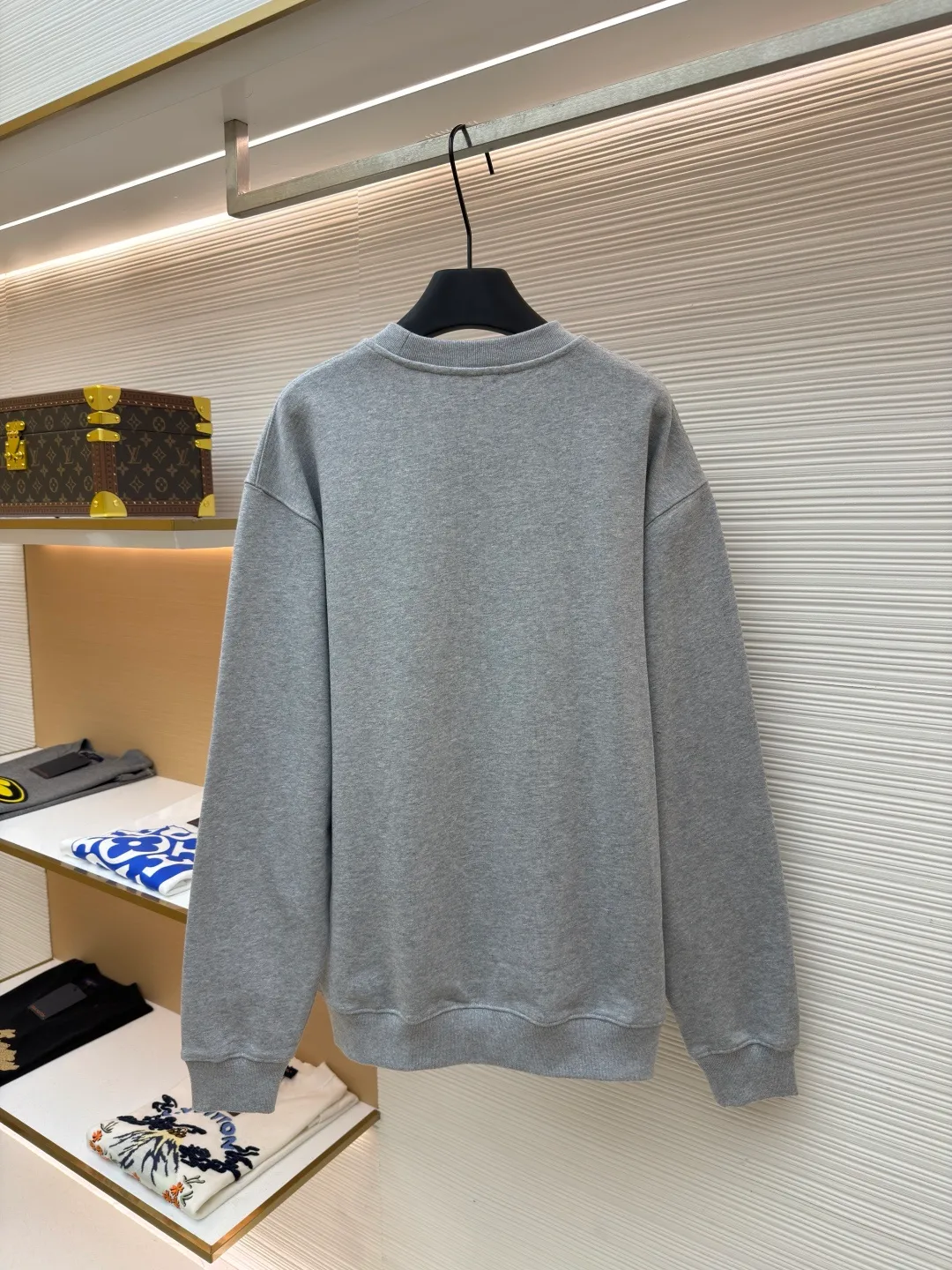 Gucci lock embroidered crew neck sweatshirt ●Original version: Purchased and developed by 5275 ●Item number: 1682140-A65 ●Fabric: brushed knitted cotton fabric ●Technology: printing production ●Color: gray ●Version: fitted version ●Weight: about 640 grams ●Size: XS-S-M-L ●Description: It adopts a composite structure of 26-count double yarn top layer + 10-count yarn fish scale terry bottom, with a weight of 380g/㎡; it is paired with 21-count 1x1 ribs, with a weight of 470g, and is used for the collar, cuffs and hem, ensuring the ultimate thickness, stiffness and deformation resistance of these key parts. The 26-count double yarn forms a smooth, delicate and strong outer surface of the fabric, ensuring good appearance and color fastness; the 10-count fish scale terry bottom is woven to form a unique fish scale-shaped coil. After being raised or fleeced, a layer of extremely rich, dense and unique texture is formed on the inside of the fabric. The sweatshirt combines a crisp and skeletal feel on the outside with an extremely warm and soft feel on the inside. Environmentally friendly elastic glue printing uses water-based environmentally friendly slurry and polymer cross-linking technology to make the pattern have excellent elasticity and can expand and contract simultaneously with the fabric without cracking. The printing layer has a matte texture, is soft and smooth to the touch, and does not have the hardening feel of traditional offset printing, while maintaining the breathability of the fabric. It has strong color coverage, is washable and wear-resistant, and takes into account both visual performance and wearing comfort. Core-covered three-dimensional embroidery is made by pre-inserting a foam core material under the high-density embroidery layer as a filling base, and then embroidering it with embroidery thread for full coverage. The process can create a three-dimensional pattern with highly pronounced convexities and rounded and full edges, and the visual effect is extremely impactful. The cushioning effect of the core material not only improves the wear resistance and pressure resistance of the pattern, but also ensures that it can maintain its crisp and three-dimensional original shape after repeated wear and washing, achieving a high degree of unity between decoration and durability. The overall wiring is straight and delicate, the fabric is comfortable and soft, and the color is consistent without color difference. It can be matched with the same style to create a fashionable look and control various occasions. Customized accessories, complete with three standards, same style for men and women!