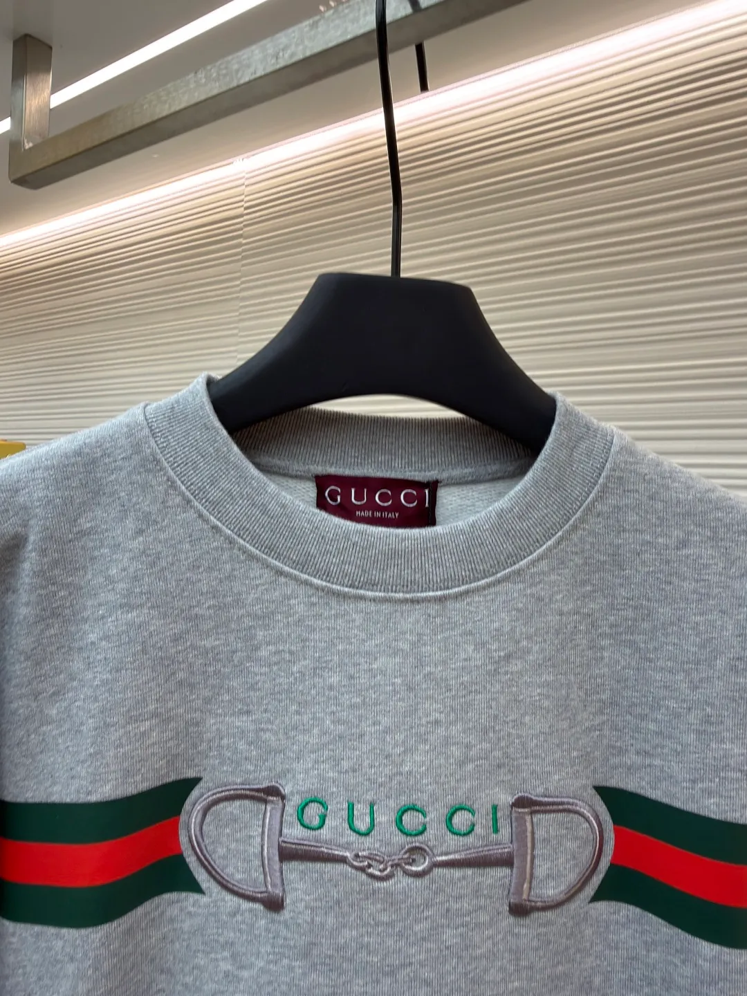 Gucci lock embroidered crew neck sweatshirt ●Original version: Purchased and developed by 5275 ●Item number: 1682140-A65 ●Fabric: brushed knitted cotton fabric ●Technology: printing production ●Color: gray ●Version: fitted version ●Weight: about 640 grams ●Size: XS-S-M-L ●Description: It adopts a composite structure of 26-count double yarn top layer + 10-count yarn fish scale terry bottom, with a weight of 380g/㎡; it is paired with 21-count 1x1 ribs, with a weight of 470g, and is used for the collar, cuffs and hem, ensuring the ultimate thickness, stiffness and deformation resistance of these key parts. The 26-count double yarn forms a smooth, delicate and strong outer surface of the fabric, ensuring good appearance and color fastness; the 10-count fish scale terry bottom is woven to form a unique fish scale-shaped coil. After being raised or fleeced, a layer of extremely rich, dense and unique texture is formed on the inside of the fabric. The sweatshirt combines a crisp and skeletal feel on the outside with an extremely warm and soft feel on the inside. Environmentally friendly elastic glue printing uses water-based environmentally friendly slurry and polymer cross-linking technology to make the pattern have excellent elasticity and can expand and contract simultaneously with the fabric without cracking. The printing layer has a matte texture, is soft and smooth to the touch, and does not have the hardening feel of traditional offset printing, while maintaining the breathability of the fabric. It has strong color coverage, is washable and wear-resistant, and takes into account both visual performance and wearing comfort. Core-covered three-dimensional embroidery is made by pre-inserting a foam core material under the high-density embroidery layer as a filling base, and then embroidering it with embroidery thread for full coverage. The process can create a three-dimensional pattern with highly pronounced convexities and rounded and full edges, and the visual effect is extremely impactful. The cushioning effect of the core material not only improves the wear resistance and pressure resistance of the pattern, but also ensures that it can maintain its crisp and three-dimensional original shape after repeated wear and washing, achieving a high degree of unity between decoration and durability. The overall wiring is straight and delicate, the fabric is comfortable and soft, and the color is consistent without color difference. It can be matched with the same style to create a fashionable look and control various occasions. Customized accessories, complete with three standards, same style for men and women!