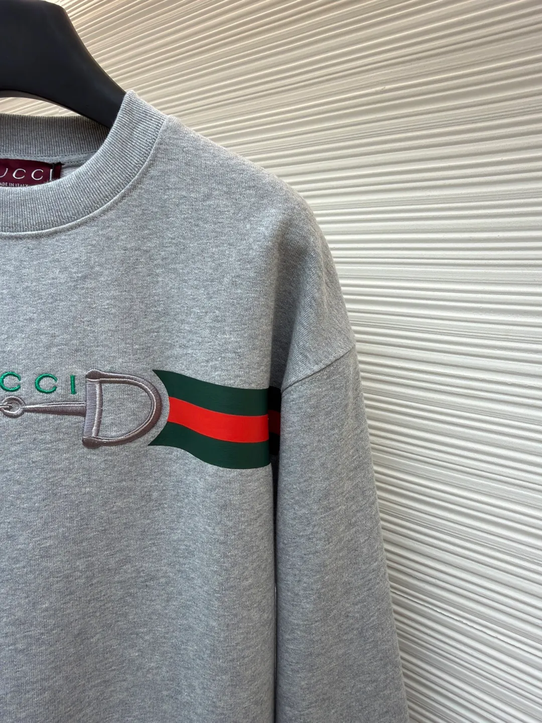 Gucci lock embroidered crew neck sweatshirt ●Original version: Purchased and developed by 5275 ●Item number: 1682140-A65 ●Fabric: brushed knitted cotton fabric ●Technology: printing production ●Color: gray ●Version: fitted version ●Weight: about 640 grams ●Size: XS-S-M-L ●Description: It adopts a composite structure of 26-count double yarn top layer + 10-count yarn fish scale terry bottom, with a weight of 380g/㎡; it is paired with 21-count 1x1 ribs, with a weight of 470g, and is used for the collar, cuffs and hem, ensuring the ultimate thickness, stiffness and deformation resistance of these key parts. The 26-count double yarn forms a smooth, delicate and strong outer surface of the fabric, ensuring good appearance and color fastness; the 10-count fish scale terry bottom is woven to form a unique fish scale-shaped coil. After being raised or fleeced, a layer of extremely rich, dense and unique texture is formed on the inside of the fabric. The sweatshirt combines a crisp and skeletal feel on the outside with an extremely warm and soft feel on the inside. Environmentally friendly elastic glue printing uses water-based environmentally friendly slurry and polymer cross-linking technology to make the pattern have excellent elasticity and can expand and contract simultaneously with the fabric without cracking. The printing layer has a matte texture, is soft and smooth to the touch, and does not have the hardening feel of traditional offset printing, while maintaining the breathability of the fabric. It has strong color coverage, is washable and wear-resistant, and takes into account both visual performance and wearing comfort. Core-covered three-dimensional embroidery is made by pre-inserting a foam core material under the high-density embroidery layer as a filling base, and then embroidering it with embroidery thread for full coverage. The process can create a three-dimensional pattern with highly pronounced convexities and rounded and full edges, and the visual effect is extremely impactful. The cushioning effect of the core material not only improves the wear resistance and pressure resistance of the pattern, but also ensures that it can maintain its crisp and three-dimensional original shape after repeated wear and washing, achieving a high degree of unity between decoration and durability. The overall wiring is straight and delicate, the fabric is comfortable and soft, and the color is consistent without color difference. It can be matched with the same style to create a fashionable look and control various occasions. Customized accessories, complete with three standards, same style for men and women!