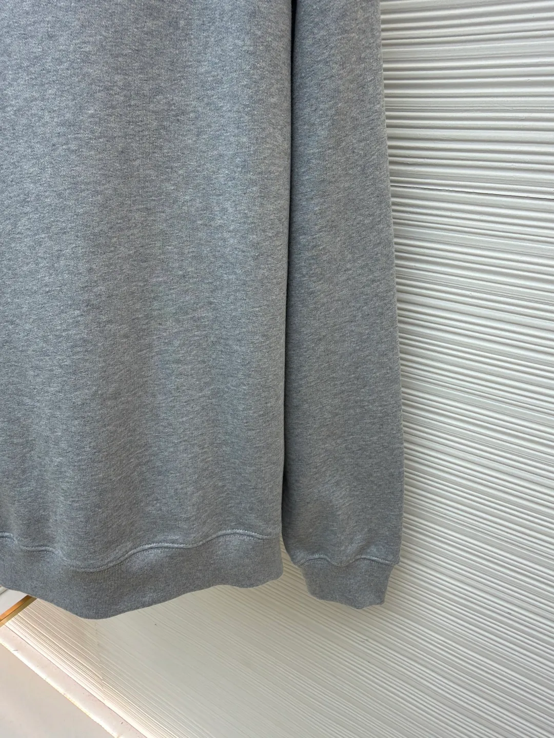 Gucci lock embroidered crew neck sweatshirt ●Original version: Purchased and developed by 5275 ●Item number: 1682140-A65 ●Fabric: brushed knitted cotton fabric ●Technology: printing production ●Color: gray ●Version: fitted version ●Weight: about 640 grams ●Size: XS-S-M-L ●Description: It adopts a composite structure of 26-count double yarn top layer + 10-count yarn fish scale terry bottom, with a weight of 380g/㎡; it is paired with 21-count 1x1 ribs, with a weight of 470g, and is used for the collar, cuffs and hem, ensuring the ultimate thickness, stiffness and deformation resistance of these key parts. The 26-count double yarn forms a smooth, delicate and strong outer surface of the fabric, ensuring good appearance and color fastness; the 10-count fish scale terry bottom is woven to form a unique fish scale-shaped coil. After being raised or fleeced, a layer of extremely rich, dense and unique texture is formed on the inside of the fabric. The sweatshirt combines a crisp and skeletal feel on the outside with an extremely warm and soft feel on the inside. Environmentally friendly elastic glue printing uses water-based environmentally friendly slurry and polymer cross-linking technology to make the pattern have excellent elasticity and can expand and contract simultaneously with the fabric without cracking. The printing layer has a matte texture, is soft and smooth to the touch, and does not have the hardening feel of traditional offset printing, while maintaining the breathability of the fabric. It has strong color coverage, is washable and wear-resistant, and takes into account both visual performance and wearing comfort. Core-covered three-dimensional embroidery is made by pre-inserting a foam core material under the high-density embroidery layer as a filling base, and then embroidering it with embroidery thread for full coverage. The process can create a three-dimensional pattern with highly pronounced convexities and rounded and full edges, and the visual effect is extremely impactful. The cushioning effect of the core material not only improves the wear resistance and pressure resistance of the pattern, but also ensures that it can maintain its crisp and three-dimensional original shape after repeated wear and washing, achieving a high degree of unity between decoration and durability. The overall wiring is straight and delicate, the fabric is comfortable and soft, and the color is consistent without color difference. It can be matched with the same style to create a fashionable look and control various occasions. Customized accessories, complete with three standards, same style for men and women!