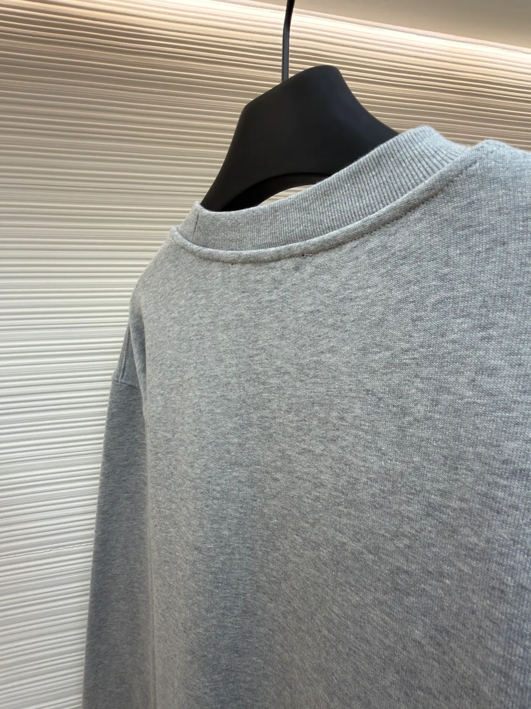 Gucci lock embroidered crew neck sweatshirt ●Original version: Purchased and developed by 5275 ●Item number: 1682140-A65 ●Fabric: brushed knitted cotton fabric ●Technology: printing production ●Color: gray ●Version: fitted version ●Weight: about 640 grams ●Size: XS-S-M-L ●Description: It adopts a composite structure of 26-count double yarn top layer + 10-count yarn fish scale terry bottom, with a weight of 380g/㎡; it is paired with 21-count 1x1 ribs, with a weight of 470g, and is used for the collar, cuffs and hem, ensuring the ultimate thickness, stiffness and deformation resistance of these key parts. The 26-count double yarn forms a smooth, delicate and strong outer surface of the fabric, ensuring good appearance and color fastness; the 10-count fish scale terry bottom is woven to form a unique fish scale-shaped coil. After being raised or fleeced, a layer of extremely rich, dense and unique texture is formed on the inside of the fabric. The sweatshirt combines a crisp and skeletal feel on the outside with an extremely warm and soft feel on the inside. Environmentally friendly elastic glue printing uses water-based environmentally friendly slurry and polymer cross-linking technology to make the pattern have excellent elasticity and can expand and contract simultaneously with the fabric without cracking. The printing layer has a matte texture, is soft and smooth to the touch, and does not have the hardening feel of traditional offset printing, while maintaining the breathability of the fabric. It has strong color coverage, is washable and wear-resistant, and takes into account both visual performance and wearing comfort. Core-covered three-dimensional embroidery is made by pre-inserting a foam core material under the high-density embroidery layer as a filling base, and then embroidering it with embroidery thread for full coverage. The process can create a three-dimensional pattern with highly pronounced convexities and rounded and full edges, and the visual effect is extremely impactful. The cushioning effect of the core material not only improves the wear resistance and pressure resistance of the pattern, but also ensures that it can maintain its crisp and three-dimensional original shape after repeated wear and washing, achieving a high degree of unity between decoration and durability. The overall wiring is straight and delicate, the fabric is comfortable and soft, and the color is consistent without color difference. It can be matched with the same style to create a fashionable look and control various occasions. Customized accessories, complete with three standards, same style for men and women!
