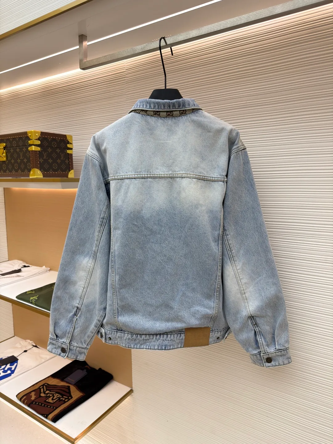 GUCCI presbyopic logo jacquard double-sided jacket ●Authentic product: Purchased and developed by 23427 ●Item number: 1680988-C65 ●Fabric: jacquard fabric ●Technology: positioning cutting process ●Version: fitted version ●Size: 46-48-50-52 ●Weight: about 1610 grams ●Description: Customized fabric is softer and more comfortable than ordinary denim fabric! Ultra-heavy industrial washing process and dual-process washing process make the entire pair of pants feel comfortable, and the level of fineness and breathability are top-notch. Customer-supplied hardware accessories, trouser hems with printed design, and customer-supplied hardware accessories are full of historical heritage and highlight the brand style. Clear and rich in texture! The overall wiring is straight and delicate, the fabric is comfortable and soft, and the color is consistent without color difference. It can be matched with the same style to create a fashionable look and control various occasions. Customized accessories, complete with three standards, same style for men and women!