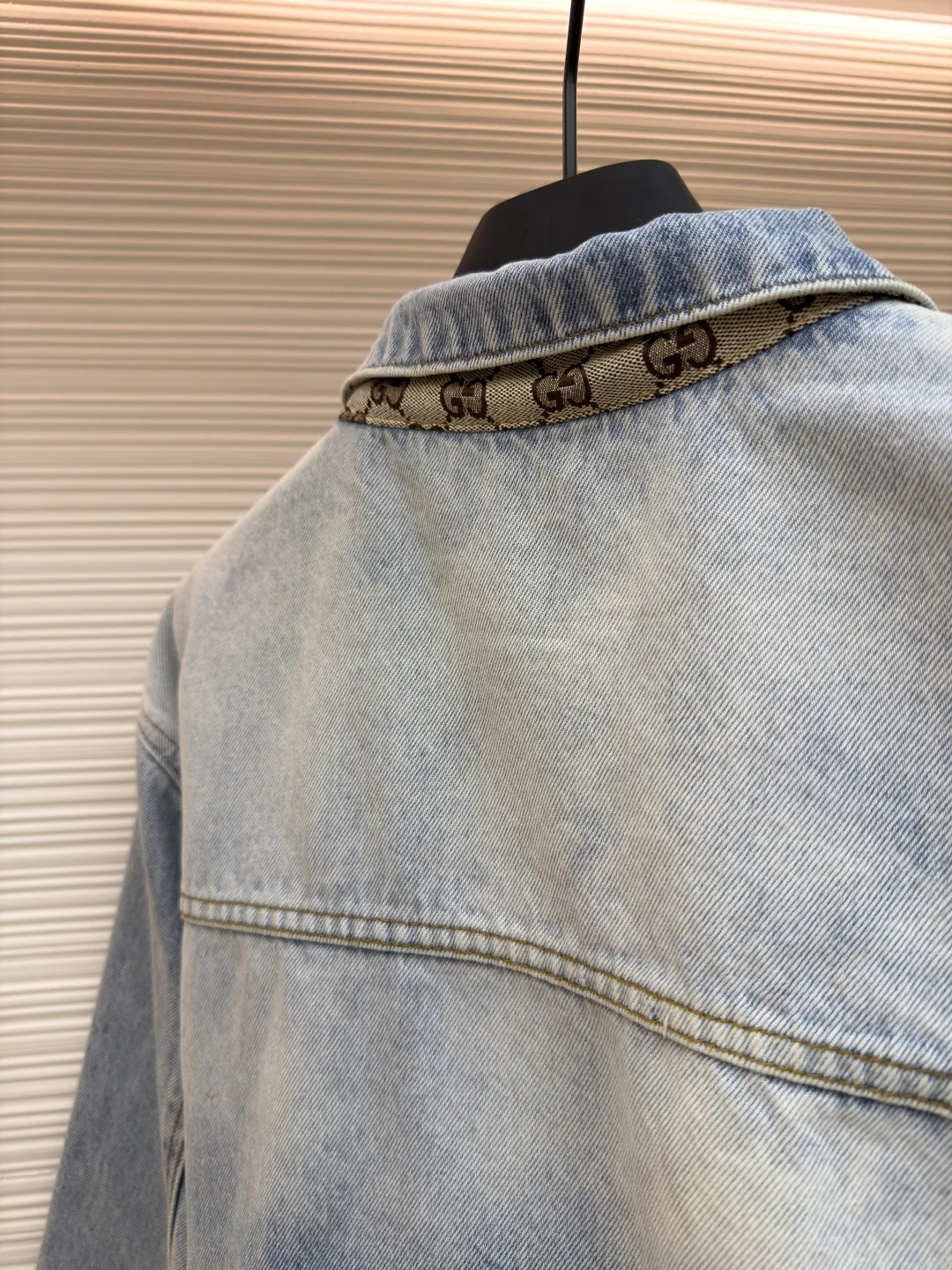 GUCCI presbyopic logo jacquard double-sided jacket ●Authentic product: Purchased and developed by 23427 ●Item number: 1680988-C65 ●Fabric: jacquard fabric ●Technology: positioning cutting process ●Version: fitted version ●Size: 46-48-50-52 ●Weight: about 1610 grams ●Description: Customized fabric is softer and more comfortable than ordinary denim fabric! Ultra-heavy industrial washing process and dual-process washing process make the entire pair of pants feel comfortable, and the level of fineness and breathability are top-notch. Customer-supplied hardware accessories, trouser hems with printed design, and customer-supplied hardware accessories are full of historical heritage and highlight the brand style. Clear and rich in texture! The overall wiring is straight and delicate, the fabric is comfortable and soft, and the color is consistent without color difference. It can be matched with the same style to create a fashionable look and control various occasions. Customized accessories, complete with three standards, same style for men and women!
