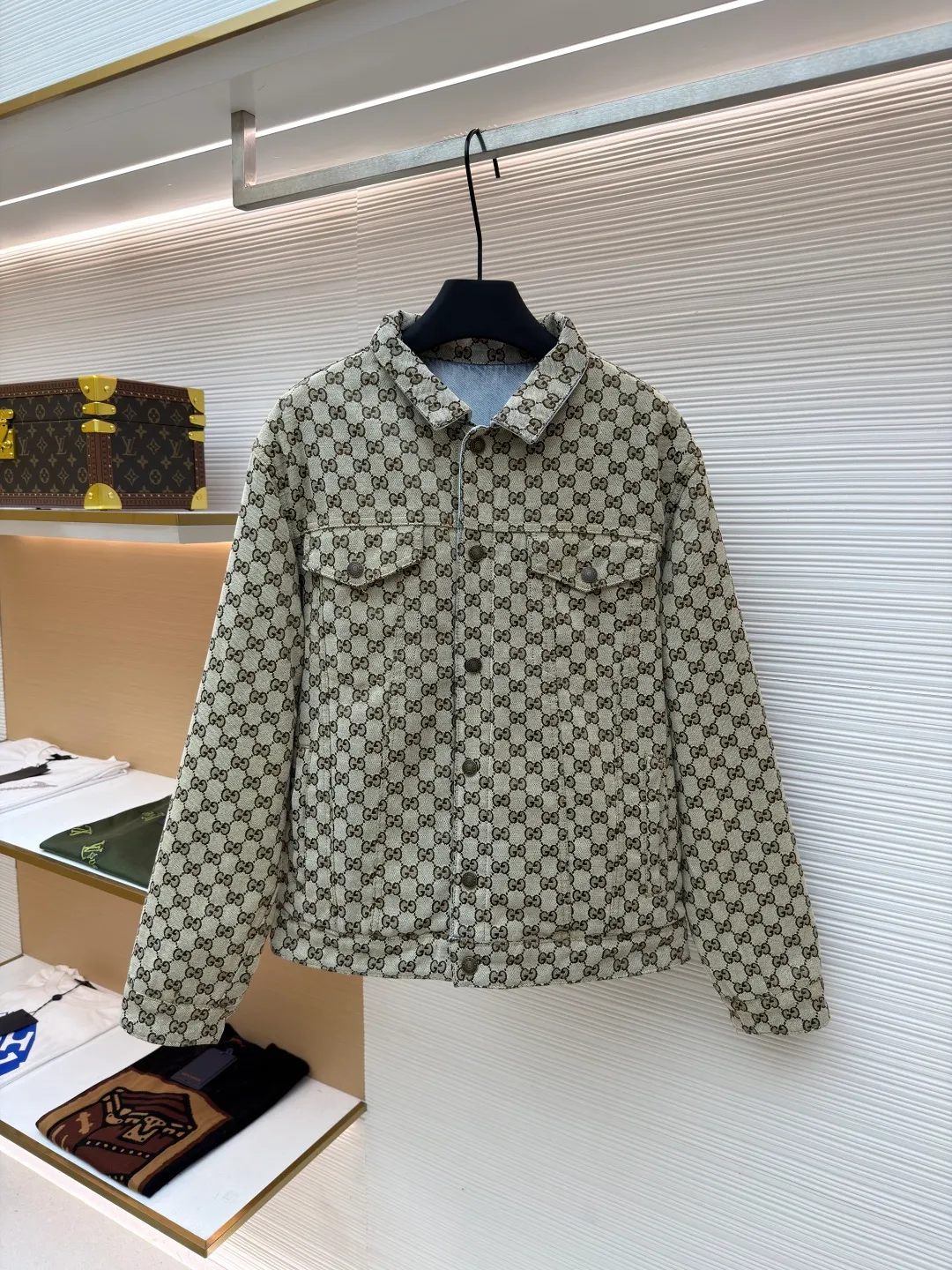 GUCCI presbyopic logo jacquard double-sided jacket ●Authentic product: Purchased and developed by 23427 ●Item number: 1680988-C65 ●Fabric: jacquard fabric ●Technology: positioning cutting process ●Version: fitted version ●Size: 46-48-50-52 ●Weight: about 1610 grams ●Description: Customized fabric is softer and more comfortable than ordinary denim fabric! Ultra-heavy industrial washing process and dual-process washing process make the entire pair of pants feel comfortable, and the level of fineness and breathability are top-notch. Customer-supplied hardware accessories, trouser hems with printed design, and customer-supplied hardware accessories are full of historical heritage and highlight the brand style. Clear and rich in texture! The overall wiring is straight and delicate, the fabric is comfortable and soft, and the color is consistent without color difference. It can be matched with the same style to create a fashionable look and control various occasions. Customized accessories, complete with three standards, same style for men and women!