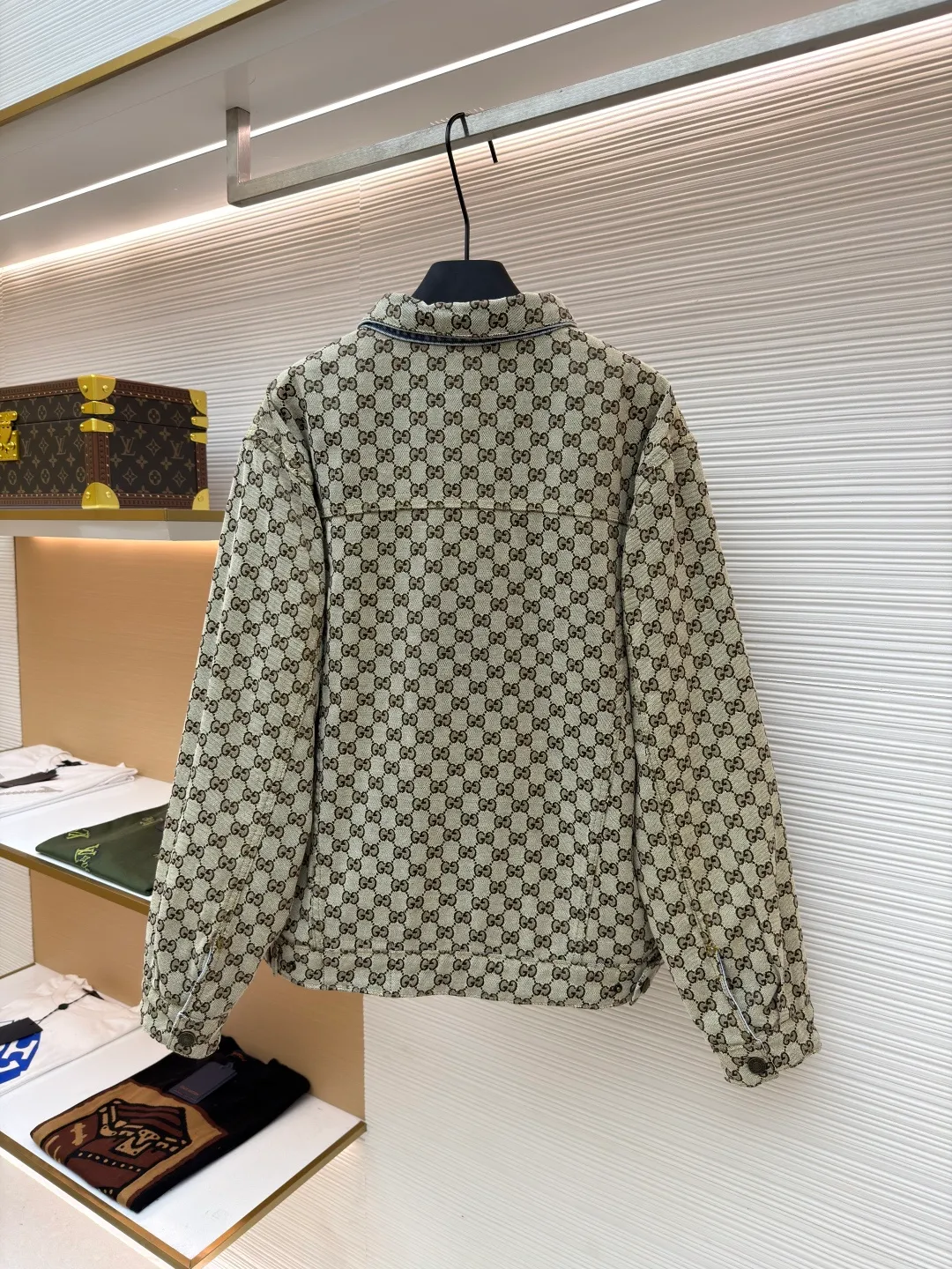 GUCCI presbyopic logo jacquard double-sided jacket ●Authentic product: Purchased and developed by 23427 ●Item number: 1680988-C65 ●Fabric: jacquard fabric ●Technology: positioning cutting process ●Version: fitted version ●Size: 46-48-50-52 ●Weight: about 1610 grams ●Description: Customized fabric is softer and more comfortable than ordinary denim fabric! Ultra-heavy industrial washing process and dual-process washing process make the entire pair of pants feel comfortable, and the level of fineness and breathability are top-notch. Customer-supplied hardware accessories, trouser hems with printed design, and customer-supplied hardware accessories are full of historical heritage and highlight the brand style. Clear and rich in texture! The overall wiring is straight and delicate, the fabric is comfortable and soft, and the color is consistent without color difference. It can be matched with the same style to create a fashionable look and control various occasions. Customized accessories, complete with three standards, same style for men and women!