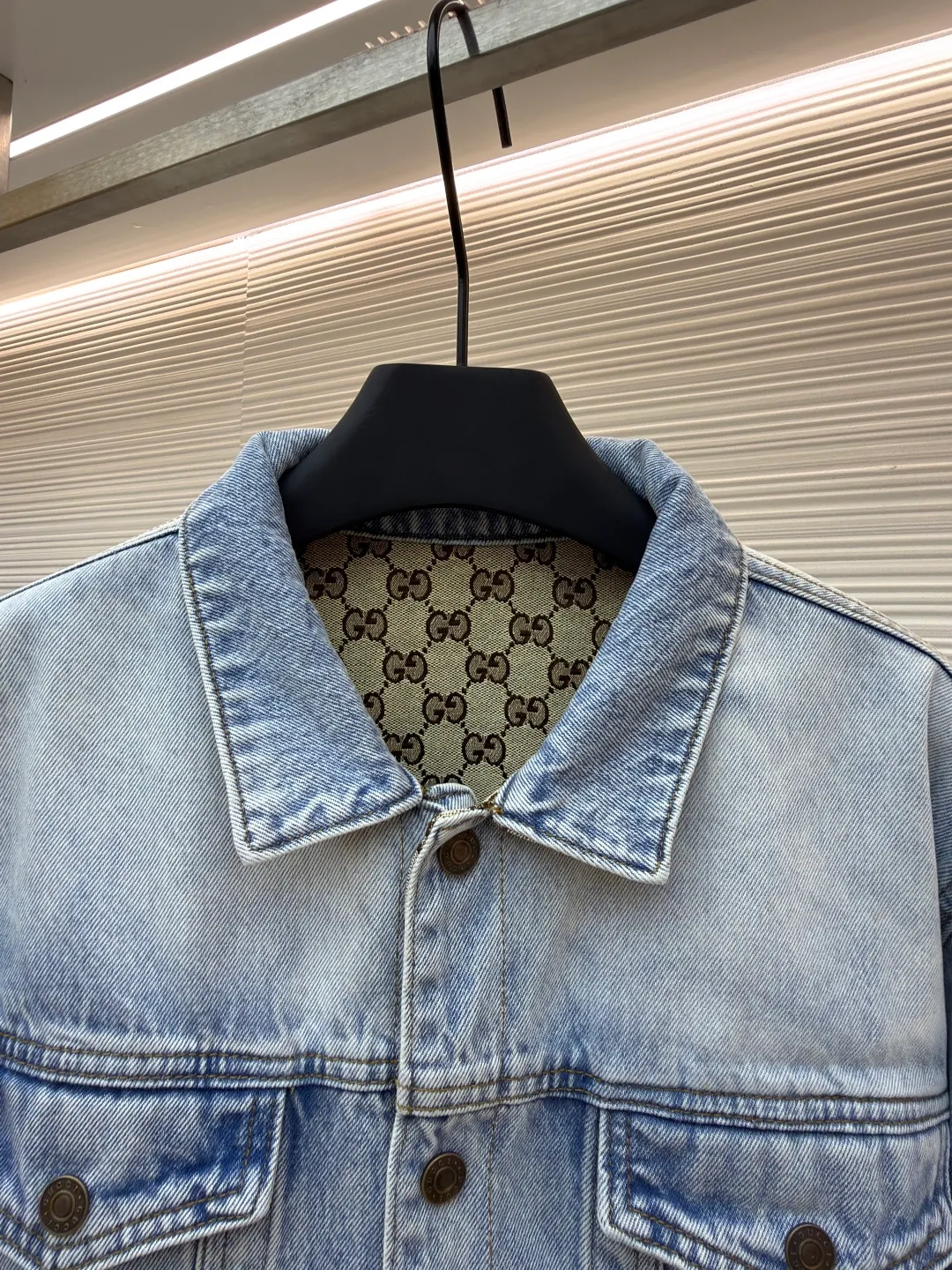 GUCCI presbyopic logo jacquard double-sided jacket ●Authentic product: Purchased and developed by 23427 ●Item number: 1680988-C65 ●Fabric: jacquard fabric ●Technology: positioning cutting process ●Version: fitted version ●Size: 46-48-50-52 ●Weight: about 1610 grams ●Description: Customized fabric is softer and more comfortable than ordinary denim fabric! Ultra-heavy industrial washing process and dual-process washing process make the entire pair of pants feel comfortable, and the level of fineness and breathability are top-notch. Customer-supplied hardware accessories, trouser hems with printed design, and customer-supplied hardware accessories are full of historical heritage and highlight the brand style. Clear and rich in texture! The overall wiring is straight and delicate, the fabric is comfortable and soft, and the color is consistent without color difference. It can be matched with the same style to create a fashionable look and control various occasions. Customized accessories, complete with three standards, same style for men and women!