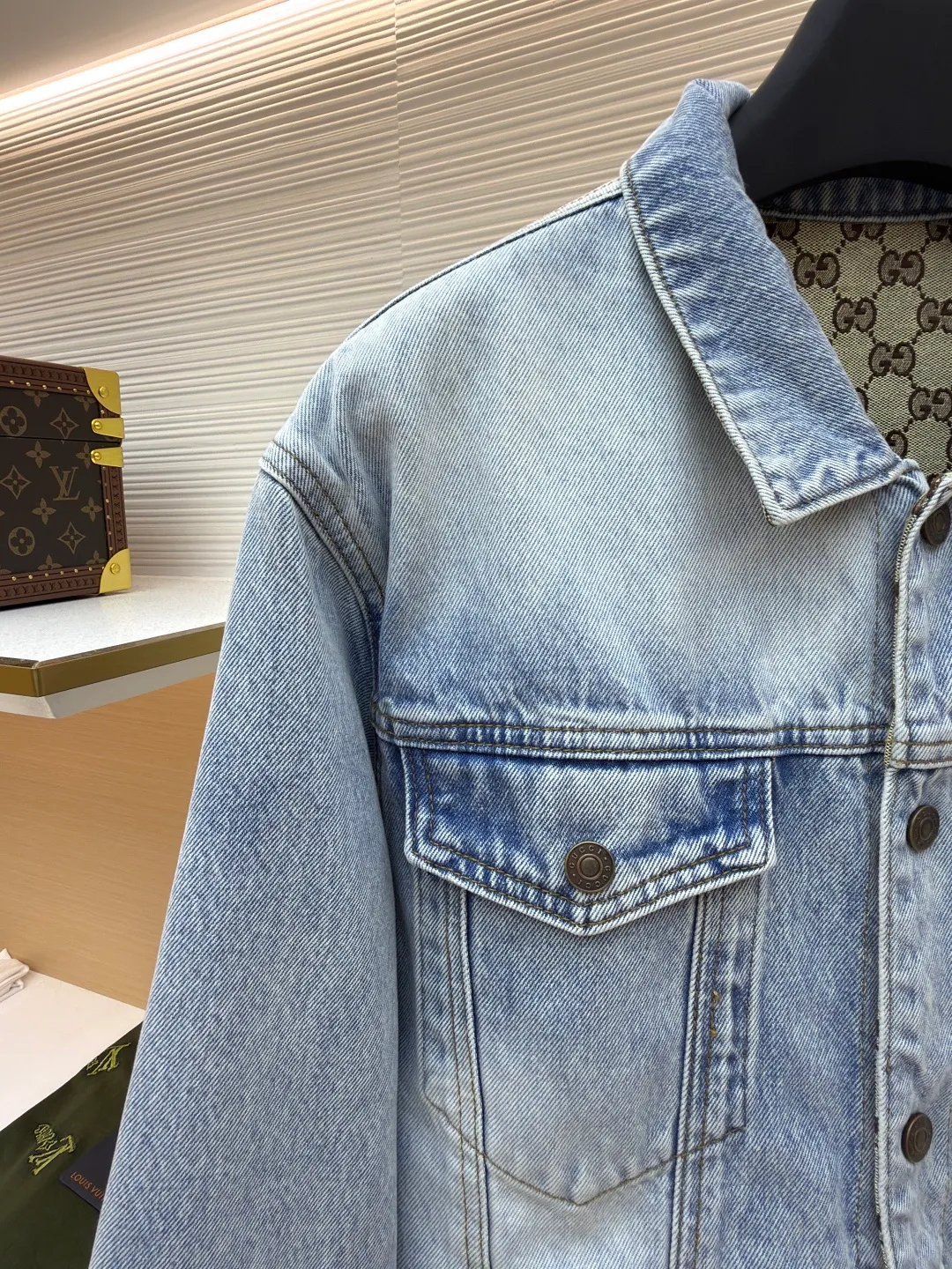 GUCCI presbyopic logo jacquard double-sided jacket ●Authentic product: Purchased and developed by 23427 ●Item number: 1680988-C65 ●Fabric: jacquard fabric ●Technology: positioning cutting process ●Version: fitted version ●Size: 46-48-50-52 ●Weight: about 1610 grams ●Description: Customized fabric is softer and more comfortable than ordinary denim fabric! Ultra-heavy industrial washing process and dual-process washing process make the entire pair of pants feel comfortable, and the level of fineness and breathability are top-notch. Customer-supplied hardware accessories, trouser hems with printed design, and customer-supplied hardware accessories are full of historical heritage and highlight the brand style. Clear and rich in texture! The overall wiring is straight and delicate, the fabric is comfortable and soft, and the color is consistent without color difference. It can be matched with the same style to create a fashionable look and control various occasions. Customized accessories, complete with three standards, same style for men and women!
