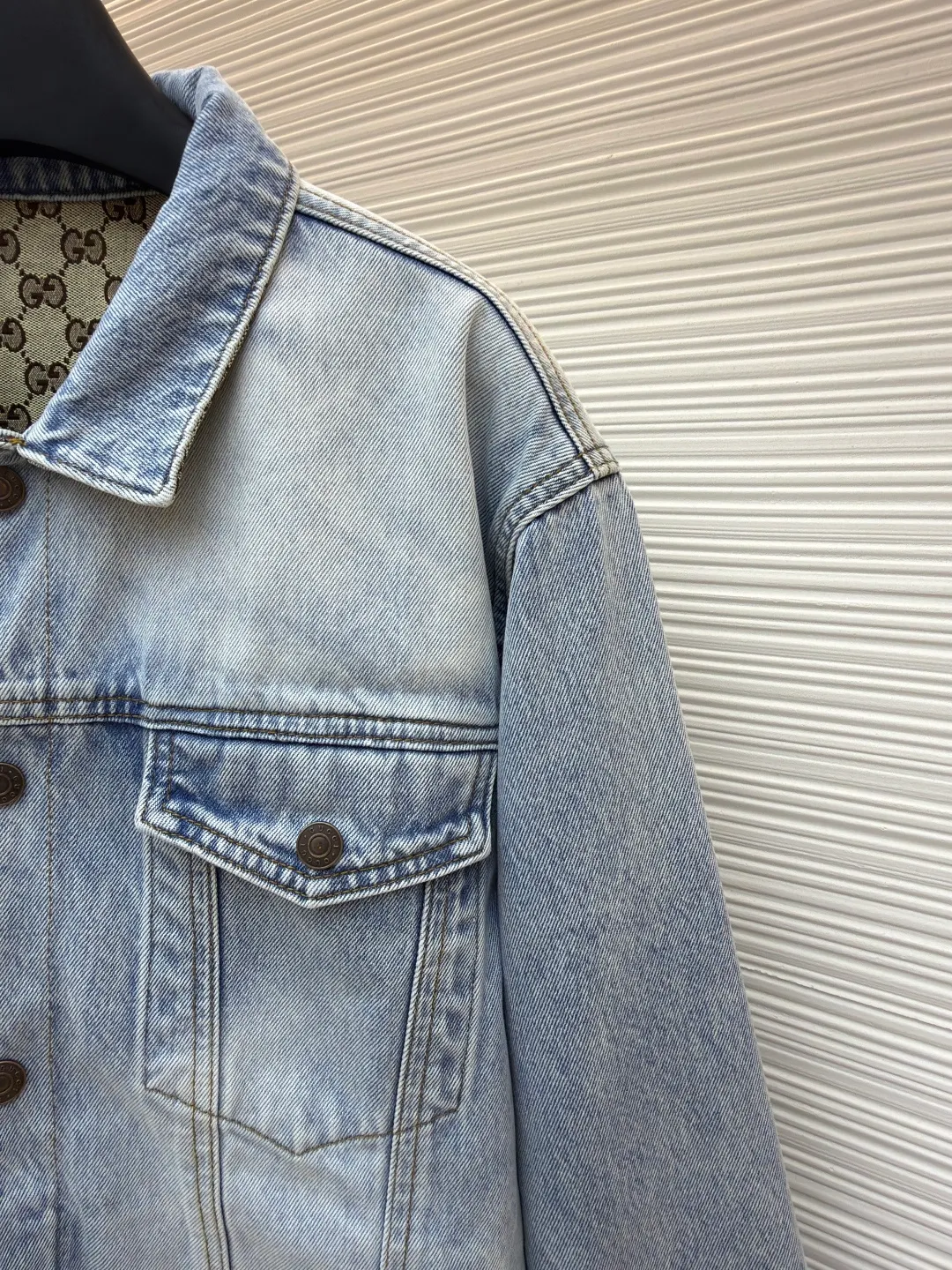 GUCCI presbyopic logo jacquard double-sided jacket ●Authentic product: Purchased and developed by 23427 ●Item number: 1680988-C65 ●Fabric: jacquard fabric ●Technology: positioning cutting process ●Version: fitted version ●Size: 46-48-50-52 ●Weight: about 1610 grams ●Description: Customized fabric is softer and more comfortable than ordinary denim fabric! Ultra-heavy industrial washing process and dual-process washing process make the entire pair of pants feel comfortable, and the level of fineness and breathability are top-notch. Customer-supplied hardware accessories, trouser hems with printed design, and customer-supplied hardware accessories are full of historical heritage and highlight the brand style. Clear and rich in texture! The overall wiring is straight and delicate, the fabric is comfortable and soft, and the color is consistent without color difference. It can be matched with the same style to create a fashionable look and control various occasions. Customized accessories, complete with three standards, same style for men and women!