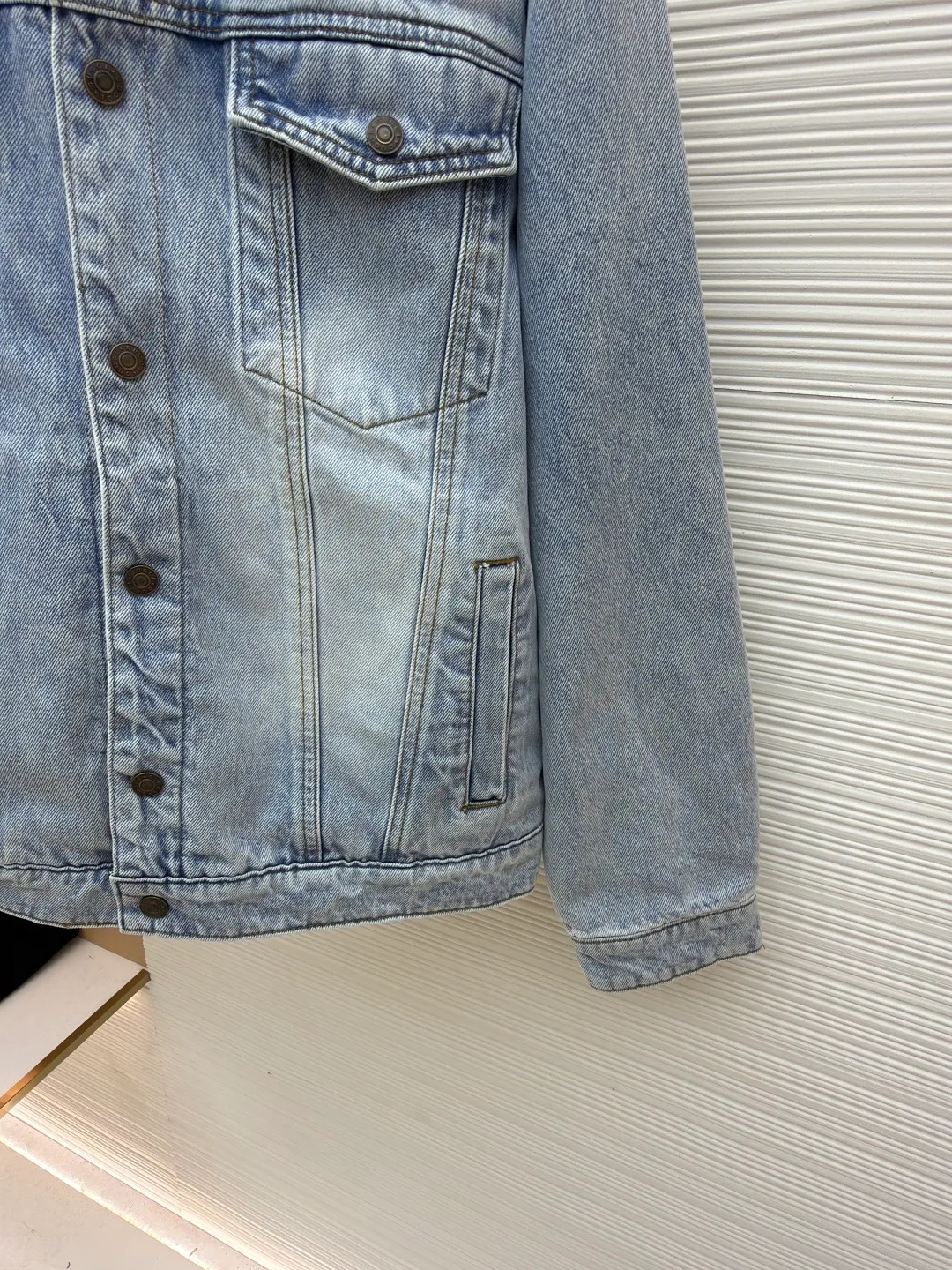 GUCCI presbyopic logo jacquard double-sided jacket ●Authentic product: Purchased and developed by 23427 ●Item number: 1680988-C65 ●Fabric: jacquard fabric ●Technology: positioning cutting process ●Version: fitted version ●Size: 46-48-50-52 ●Weight: about 1610 grams ●Description: Customized fabric is softer and more comfortable than ordinary denim fabric! Ultra-heavy industrial washing process and dual-process washing process make the entire pair of pants feel comfortable, and the level of fineness and breathability are top-notch. Customer-supplied hardware accessories, trouser hems with printed design, and customer-supplied hardware accessories are full of historical heritage and highlight the brand style. Clear and rich in texture! The overall wiring is straight and delicate, the fabric is comfortable and soft, and the color is consistent without color difference. It can be matched with the same style to create a fashionable look and control various occasions. Customized accessories, complete with three standards, same style for men and women!