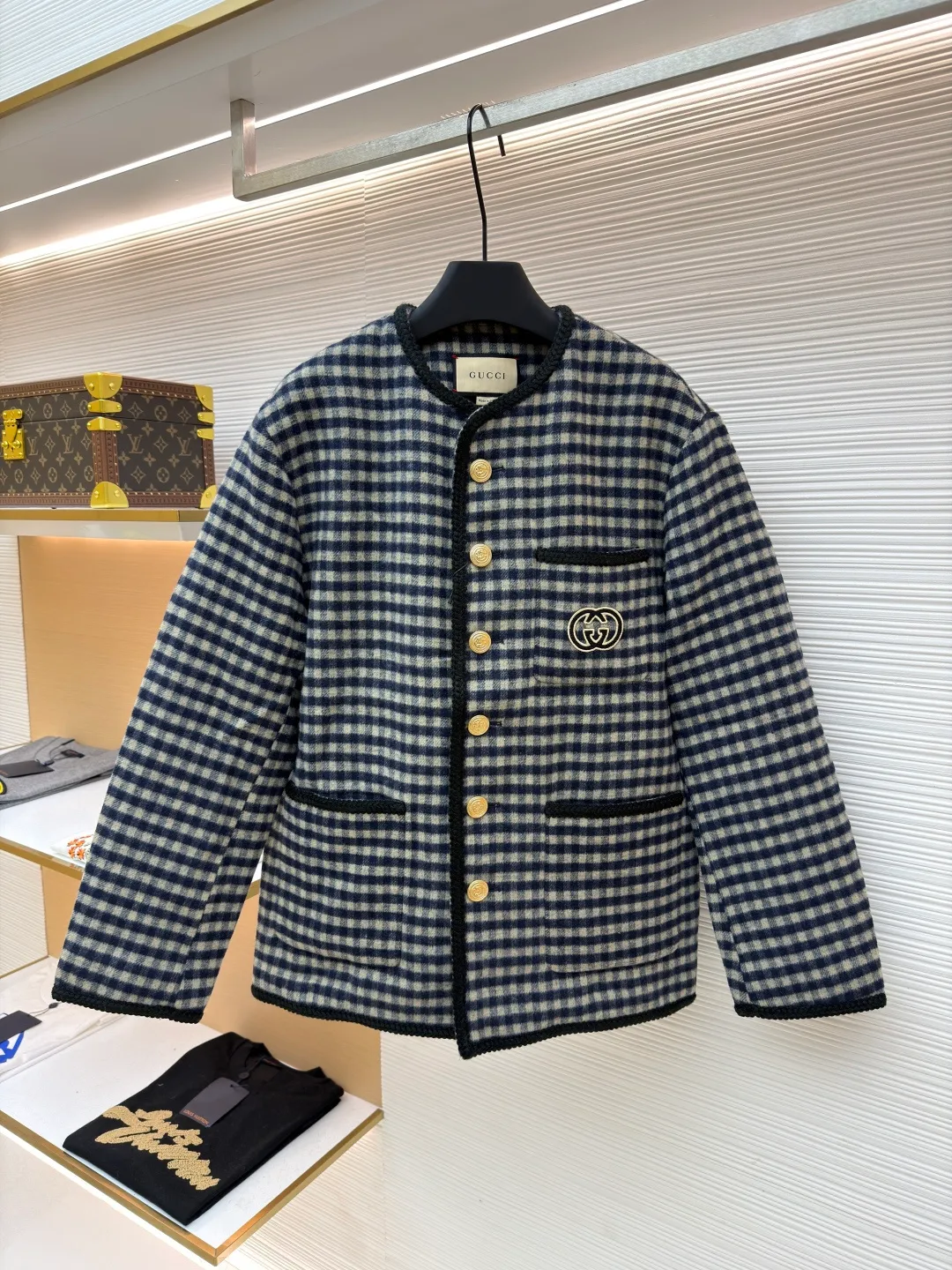 Gucci double-sided woolen jacket with G decoration ●Original version: Purchased and developed for 32900 ●Item number: 1681537-E00 ●Fabric: wool blended fabric ●Technology: embroidery production ●Color: black and white plaid ●Version: fitted version ●Weight: about 1055 grams ●Size: 44-46-48-50 ●Description: The fabric is made of [semi-worsted wool fabric], [wool content 80% + 20% acrylic], [rapier machine woven gray cloth], [print-dyed warp color], [hand-pulled white blue warp on double warp beams], [double-sided large heaven and earth axis Jacquard], the front [two-color plaid twill pattern], and the bottom [big G letter grid pattern]. In the early stage, nearly one hundred kilograms of yarn were spent on pattern making to measure the pattern shrinkage, and adjust the pattern size of the embryonic fabric to ensure that the pattern of the finished fabric was the same size as the Y version after brushing and washing. It adopts [Hand-cut horizontal strips on the front and rear panels to match the flowers], three pockets [cut with horizontal strips and vertical strips to restore the flowers], the cut pieces and the front panels are all [hand-written numbers] to ensure perfect alignment for sewing, and [sweeping powder to position and draw circles], inside [circular pockets on dark lines], which can make the pockets smooth and restore the flowers, which requires extremely high technical requirements for workers, [hand-crank embroidery machine to affix GG stamps], [Japanese imported Tajima embroidery machine] embroidery, [Flat embroidered seam seals after hand trimming] on the machine, [flat contrasting webbing on the bag edges and placket], the webbing is made of [hand-woven polyester glossy filament], all hems are [hand-picked hem sealing], [mold-made custom-made bronze gold anchor hand-sewn buttons]. The overall wiring is straight and delicate, the fabric is comfortable and soft, and the color is consistent without color difference. It can be matched with the same style to create a fashionable look and control various occasions. Customized accessories, complete with three standards, same style for men and women!