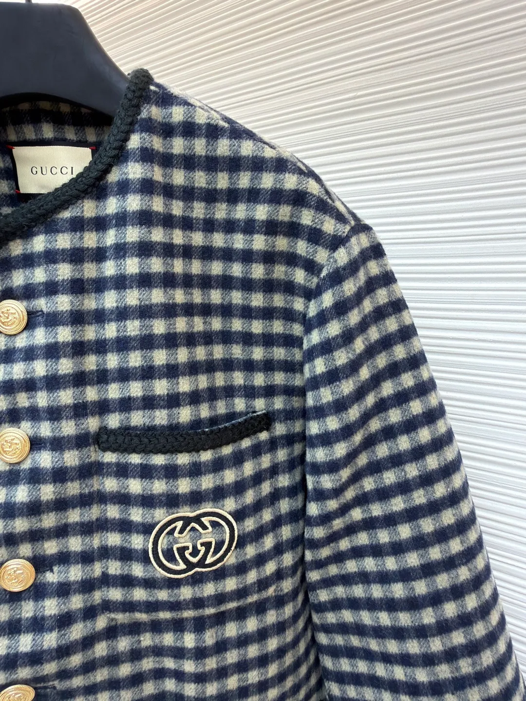 Gucci double-sided woolen jacket with G decoration ●Original version: Purchased and developed for 32900 ●Item number: 1681537-E00 ●Fabric: wool blended fabric ●Technology: embroidery production ●Color: black and white plaid ●Version: fitted version ●Weight: about 1055 grams ●Size: 44-46-48-50 ●Description: The fabric is made of [semi-worsted wool fabric], [wool content 80% + 20% acrylic], [rapier machine woven gray cloth], [print-dyed warp color], [hand-pulled white blue warp on double warp beams], [double-sided large heaven and earth axis Jacquard], the front [two-color plaid twill pattern], and the bottom [big G letter grid pattern]. In the early stage, nearly one hundred kilograms of yarn were spent on pattern making to measure the pattern shrinkage, and adjust the pattern size of the embryonic fabric to ensure that the pattern of the finished fabric was the same size as the Y version after brushing and washing. It adopts [Hand-cut horizontal strips on the front and rear panels to match the flowers], three pockets [cut with horizontal strips and vertical strips to restore the flowers], the cut pieces and the front panels are all [hand-written numbers] to ensure perfect alignment for sewing, and [sweeping powder to position and draw circles], inside [circular pockets on dark lines], which can make the pockets smooth and restore the flowers, which requires extremely high technical requirements for workers, [hand-crank embroidery machine to affix GG stamps], [Japanese imported Tajima embroidery machine] embroidery, [Flat embroidered seam seals after hand trimming] on the machine, [flat contrasting webbing on the bag edges and placket], the webbing is made of [hand-woven polyester glossy filament], all hems are [hand-picked hem sealing], [mold-made custom-made bronze gold anchor hand-sewn buttons]. The overall wiring is straight and delicate, the fabric is comfortable and soft, and the color is consistent without color difference. It can be matched with the same style to create a fashionable look and control various occasions. Customized accessories, complete with three standards, same style for men and women!