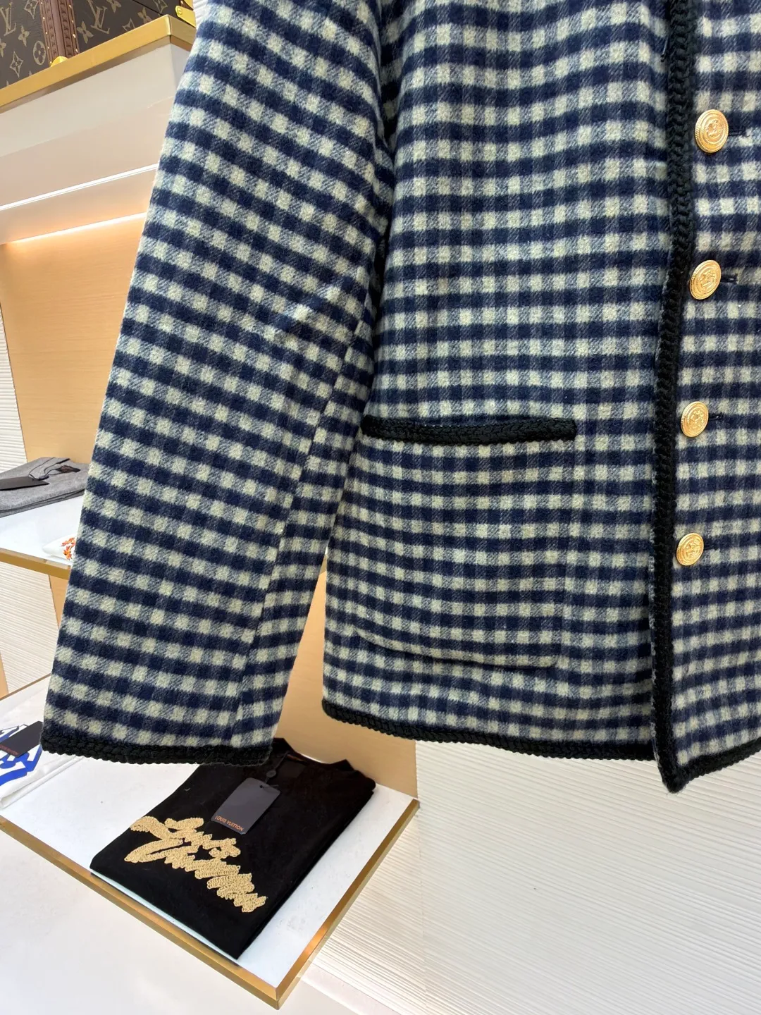 Gucci double-sided woolen jacket with G decoration ●Original version: Purchased and developed for 32900 ●Item number: 1681537-E00 ●Fabric: wool blended fabric ●Technology: embroidery production ●Color: black and white plaid ●Version: fitted version ●Weight: about 1055 grams ●Size: 44-46-48-50 ●Description: The fabric is made of [semi-worsted wool fabric], [wool content 80% + 20% acrylic], [rapier machine woven gray cloth], [print-dyed warp color], [hand-pulled white blue warp on double warp beams], [double-sided large heaven and earth axis Jacquard], the front [two-color plaid twill pattern], and the bottom [big G letter grid pattern]. In the early stage, nearly one hundred kilograms of yarn were spent on pattern making to measure the pattern shrinkage, and adjust the pattern size of the embryonic fabric to ensure that the pattern of the finished fabric was the same size as the Y version after brushing and washing. It adopts [Hand-cut horizontal strips on the front and rear panels to match the flowers], three pockets [cut with horizontal strips and vertical strips to restore the flowers], the cut pieces and the front panels are all [hand-written numbers] to ensure perfect alignment for sewing, and [sweeping powder to position and draw circles], inside [circular pockets on dark lines], which can make the pockets smooth and restore the flowers, which requires extremely high technical requirements for workers, [hand-crank embroidery machine to affix GG stamps], [Japanese imported Tajima embroidery machine] embroidery, [Flat embroidered seam seals after hand trimming] on the machine, [flat contrasting webbing on the bag edges and placket], the webbing is made of [hand-woven polyester glossy filament], all hems are [hand-picked hem sealing], [mold-made custom-made bronze gold anchor hand-sewn buttons]. The overall wiring is straight and delicate, the fabric is comfortable and soft, and the color is consistent without color difference. It can be matched with the same style to create a fashionable look and control various occasions. Customized accessories, complete with three standards, same style for men and women!