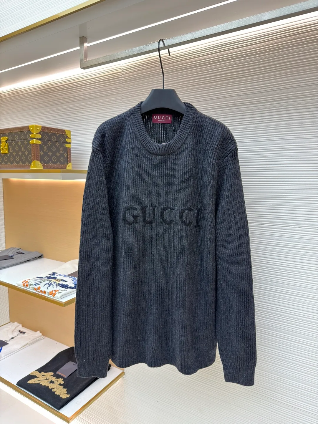 Gucci wool blend rib knitted sweater ●Original version: purchased and developed by 7592 ●Item number: 1681555-A65 ●Fabric: wool blended fabric ●Technology: Knitted production ●Color: gray ●Version: Loose fit ●Weight: about 925 grams ●Size: S-M-L-XL ●Description: Made of wool and cashmere blend. Wool offers great structure, warmth and durability, while cashmere is known for its unparalleled softness and lightness. The combination of the two achieves a perfect balance between comfort and quality. The rib knitting method gives the sweater good elasticity and vertical texture, which not only makes it slim and easy to move, but also makes the item look neater and layered. Dark gray and black yarns are blended to create a deep, advanced and detailed variegated effect. Through the high needle count and fine gauge loom, combined with the orderly direction of the internal yarn, the floating yarn is cleverly woven and stored, with almost no unnecessary thread mess. The color switching of each pattern letter is synchronized with the knitting needle in milliseconds, forming an exquisite letter LOGO jacquard decoration on the chest. The black and gray combination is low-key but not recognizable. The overall wiring is straight and delicate, the fabric is comfortable and soft, and the color is consistent without color difference. It can be matched with the same style to create a fashionable look and control various occasions. Customized accessories, complete with three standards, same style for men and women!