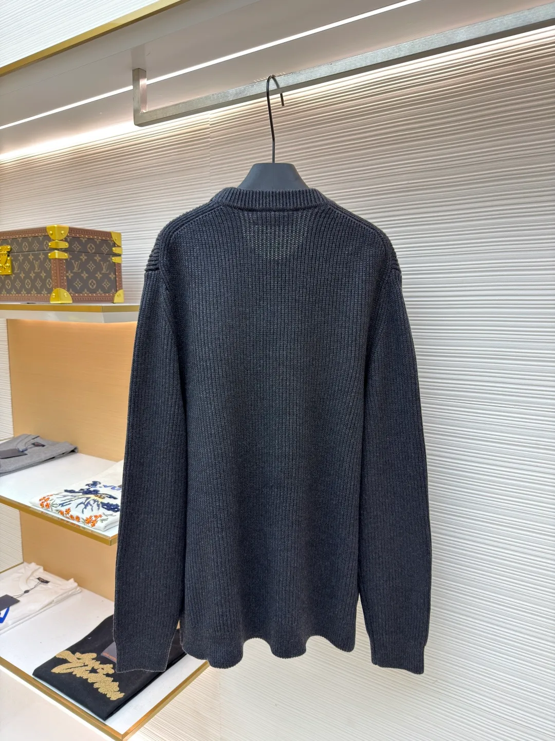Gucci wool blend rib knitted sweater ●Original version: purchased and developed by 7592 ●Item number: 1681555-A65 ●Fabric: wool blended fabric ●Technology: Knitted production ●Color: gray ●Version: Loose fit ●Weight: about 925 grams ●Size: S-M-L-XL ●Description: Made of wool and cashmere blend. Wool offers great structure, warmth and durability, while cashmere is known for its unparalleled softness and lightness. The combination of the two achieves a perfect balance between comfort and quality. The rib knitting method gives the sweater good elasticity and vertical texture, which not only makes it slim and easy to move, but also makes the item look neater and layered. Dark gray and black yarns are blended to create a deep, advanced and detailed variegated effect. Through the high needle count and fine gauge loom, combined with the orderly direction of the internal yarn, the floating yarn is cleverly woven and stored, with almost no unnecessary thread mess. The color switching of each pattern letter is synchronized with the knitting needle in milliseconds, forming an exquisite letter LOGO jacquard decoration on the chest. The black and gray combination is low-key but not recognizable. The overall wiring is straight and delicate, the fabric is comfortable and soft, and the color is consistent without color difference. It can be matched with the same style to create a fashionable look and control various occasions. Customized accessories, complete with three standards, same style for men and women!