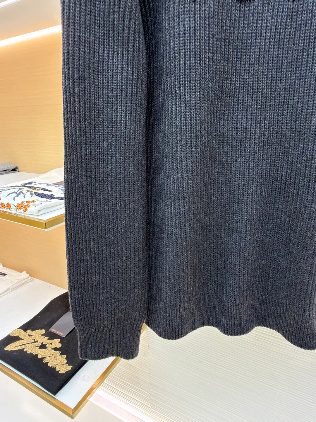 Gucci wool blend rib knitted sweater ●Original version: purchased and developed by 7592 ●Item number: 1681555-A65 ●Fabric: wool blended fabric ●Technology: Knitted production ●Color: gray ●Version: Loose fit ●Weight: about 925 grams ●Size: S-M-L-XL ●Description: Made of wool and cashmere blend. Wool offers great structure, warmth and durability, while cashmere is known for its unparalleled softness and lightness. The combination of the two achieves a perfect balance between comfort and quality. The rib knitting method gives the sweater good elasticity and vertical texture, which not only makes it slim and easy to move, but also makes the item look neater and layered. Dark gray and black yarns are blended to create a deep, advanced and detailed variegated effect. Through the high needle count and fine gauge loom, combined with the orderly direction of the internal yarn, the floating yarn is cleverly woven and stored, with almost no unnecessary thread mess. The color switching of each pattern letter is synchronized with the knitting needle in milliseconds, forming an exquisite letter LOGO jacquard decoration on the chest. The black and gray combination is low-key but not recognizable. The overall wiring is straight and delicate, the fabric is comfortable and soft, and the color is consistent without color difference. It can be matched with the same style to create a fashionable look and control various occasions. Customized accessories, complete with three standards, same style for men and women!