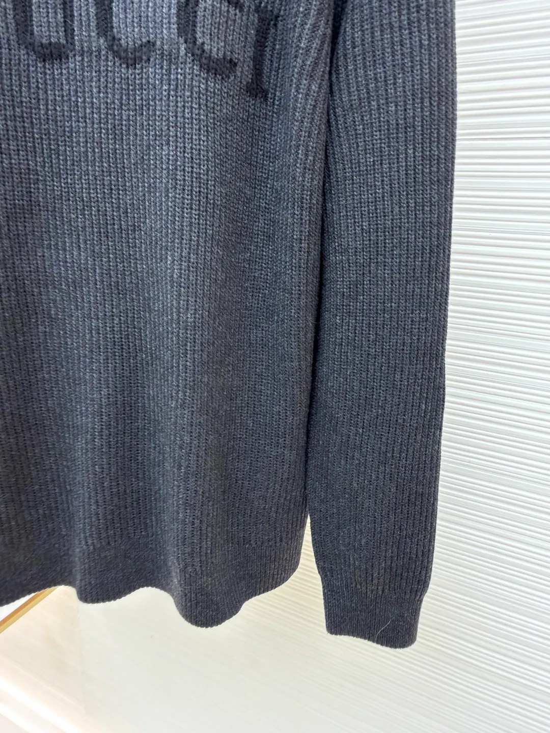 Gucci wool blend rib knitted sweater ●Original version: purchased and developed by 7592 ●Item number: 1681555-A65 ●Fabric: wool blended fabric ●Technology: Knitted production ●Color: gray ●Version: Loose fit ●Weight: about 925 grams ●Size: S-M-L-XL ●Description: Made of wool and cashmere blend. Wool offers great structure, warmth and durability, while cashmere is known for its unparalleled softness and lightness. The combination of the two achieves a perfect balance between comfort and quality. The rib knitting method gives the sweater good elasticity and vertical texture, which not only makes it slim and easy to move, but also makes the item look neater and layered. Dark gray and black yarns are blended to create a deep, advanced and detailed variegated effect. Through the high needle count and fine gauge loom, combined with the orderly direction of the internal yarn, the floating yarn is cleverly woven and stored, with almost no unnecessary thread mess. The color switching of each pattern letter is synchronized with the knitting needle in milliseconds, forming an exquisite letter LOGO jacquard decoration on the chest. The black and gray combination is low-key but not recognizable. The overall wiring is straight and delicate, the fabric is comfortable and soft, and the color is consistent without color difference. It can be matched with the same style to create a fashionable look and control various occasions. Customized accessories, complete with three standards, same style for men and women!