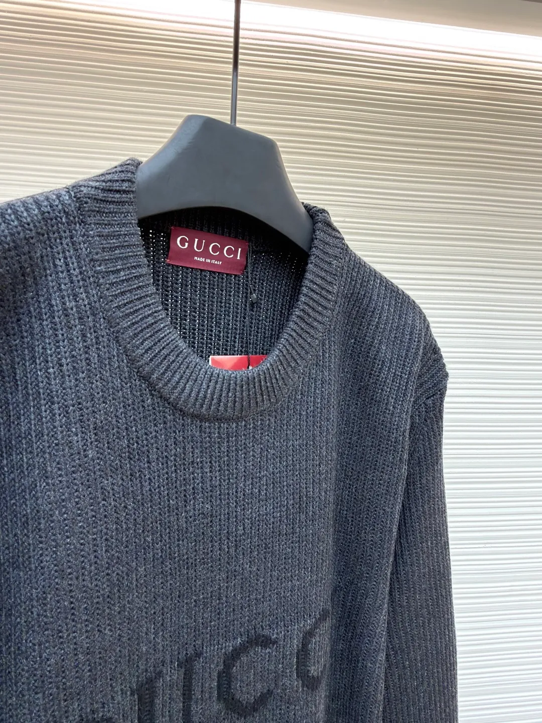 Gucci wool blend rib knitted sweater ●Original version: purchased and developed by 7592 ●Item number: 1681555-A65 ●Fabric: wool blended fabric ●Technology: Knitted production ●Color: gray ●Version: Loose fit ●Weight: about 925 grams ●Size: S-M-L-XL ●Description: Made of wool and cashmere blend. Wool offers great structure, warmth and durability, while cashmere is known for its unparalleled softness and lightness. The combination of the two achieves a perfect balance between comfort and quality. The rib knitting method gives the sweater good elasticity and vertical texture, which not only makes it slim and easy to move, but also makes the item look neater and layered. Dark gray and black yarns are blended to create a deep, advanced and detailed variegated effect. Through the high needle count and fine gauge loom, combined with the orderly direction of the internal yarn, the floating yarn is cleverly woven and stored, with almost no unnecessary thread mess. The color switching of each pattern letter is synchronized with the knitting needle in milliseconds, forming an exquisite letter LOGO jacquard decoration on the chest. The black and gray combination is low-key but not recognizable. The overall wiring is straight and delicate, the fabric is comfortable and soft, and the color is consistent without color difference. It can be matched with the same style to create a fashionable look and control various occasions. Customized accessories, complete with three standards, same style for men and women!