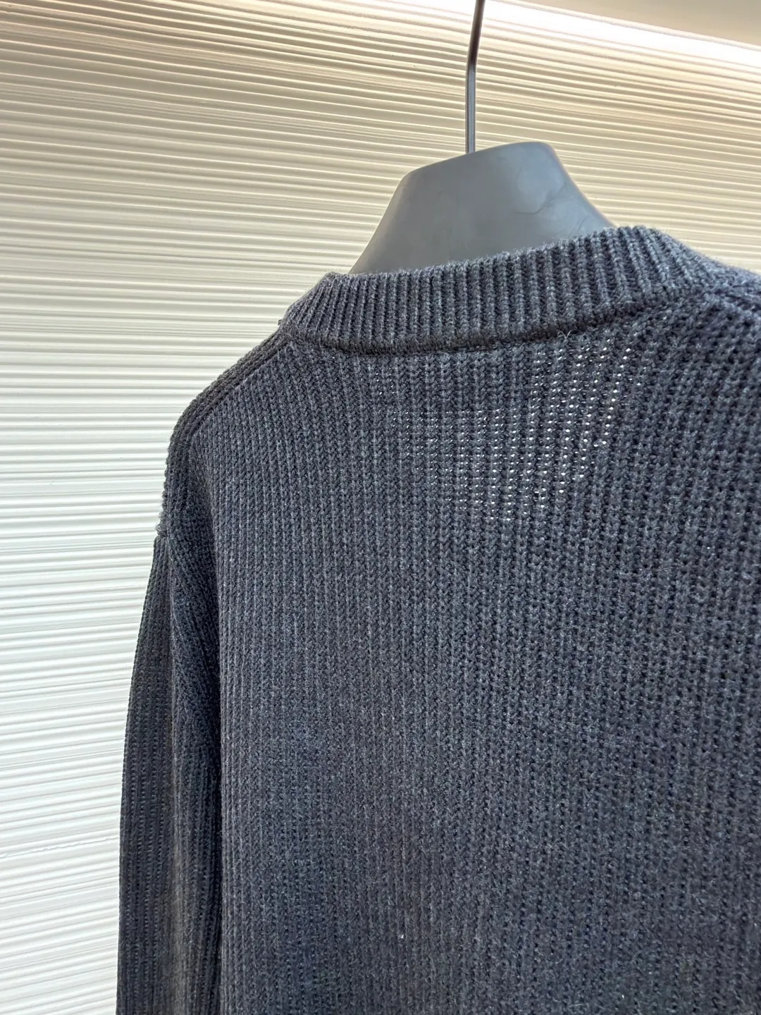 Gucci wool blend rib knitted sweater ●Original version: purchased and developed by 7592 ●Item number: 1681555-A65 ●Fabric: wool blended fabric ●Technology: Knitted production ●Color: gray ●Version: Loose fit ●Weight: about 925 grams ●Size: S-M-L-XL ●Description: Made of wool and cashmere blend. Wool offers great structure, warmth and durability, while cashmere is known for its unparalleled softness and lightness. The combination of the two achieves a perfect balance between comfort and quality. The rib knitting method gives the sweater good elasticity and vertical texture, which not only makes it slim and easy to move, but also makes the item look neater and layered. Dark gray and black yarns are blended to create a deep, advanced and detailed variegated effect. Through the high needle count and fine gauge loom, combined with the orderly direction of the internal yarn, the floating yarn is cleverly woven and stored, with almost no unnecessary thread mess. The color switching of each pattern letter is synchronized with the knitting needle in milliseconds, forming an exquisite letter LOGO jacquard decoration on the chest. The black and gray combination is low-key but not recognizable. The overall wiring is straight and delicate, the fabric is comfortable and soft, and the color is consistent without color difference. It can be matched with the same style to create a fashionable look and control various occasions. Customized accessories, complete with three standards, same style for men and women!