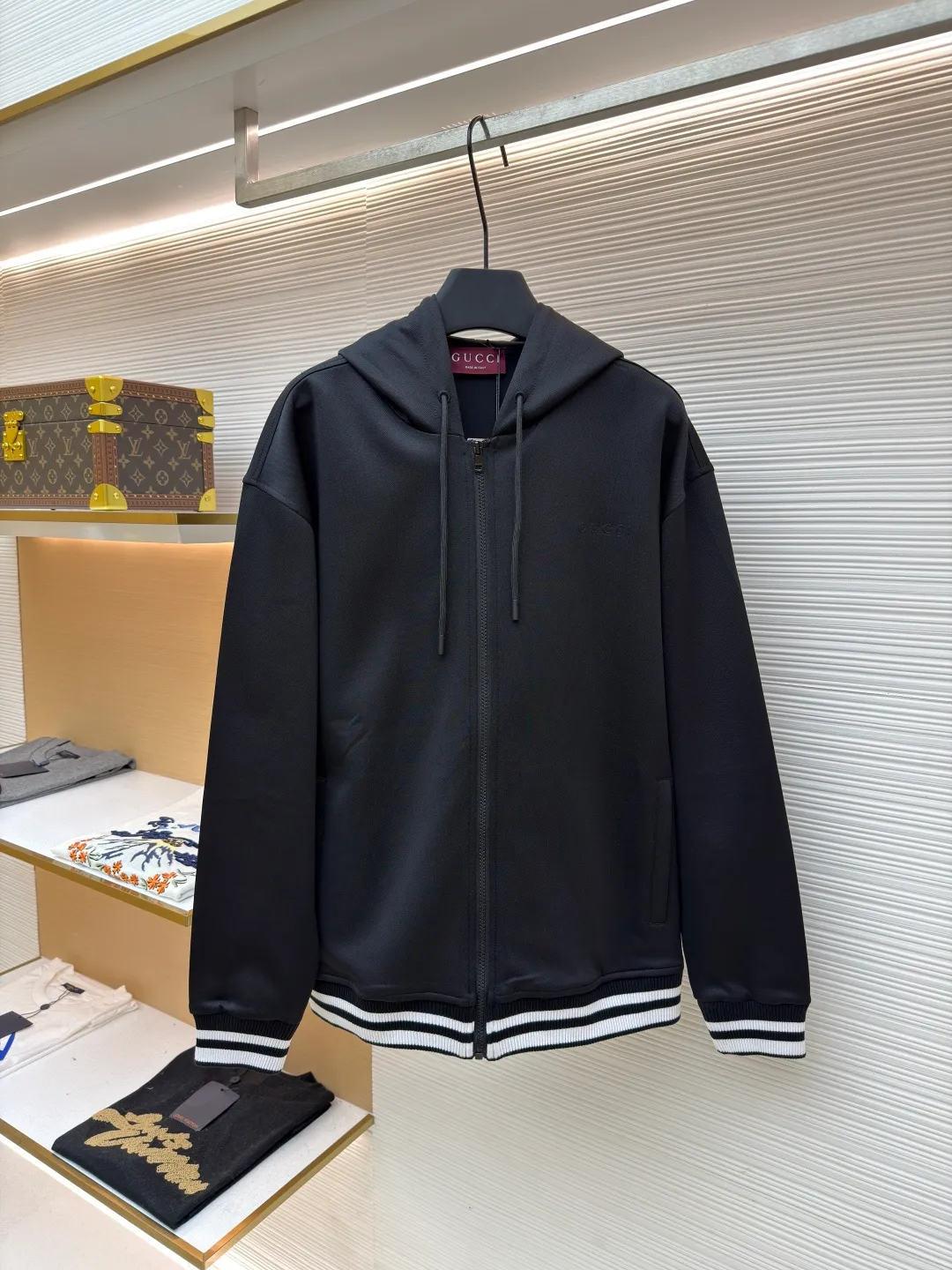 Gucci jersey jacket ●Original version: Purchased and developed for 14,000 ●Item number: 1681710-B50 ●Fabric: jersey fabric ●Technology: embossed production ●Color: black ●Version: fitted version ●Weight: about 785 grams ●Size: S-M-L-XL ●Description: These casual sweatpants are designed with a loose fit, comfortable to wear and full of fashion. The fabric is made of high-quality cotton blend, which has a soft and delicate feel, good breathability and skin-friendliness. Ready-to-wear garments are made using precision cutting techniques to ensure the overall shape is three-dimensional and crisp. The pants body is designed with multiple functional pockets, which not only increases practicality, but also enhances the overall three-dimensional feel. The unique ribbed cuff design on the trouser legs not only adds a sporty feel, but also adds a sense of fashion to the overall look. The drawstring design at the waist not only makes it easy to adjust the tightness, but also improves wearing comfort. The overall wiring is neat and the stitching is fine and firm, showing superb craftsmanship. Whether it is daily wear or outdoor activities, it can be easily controlled, perfectly interpreting the brand's luxury and functionality. The overall wiring is straight and delicate, the fabric is comfortable and soft, and the color is consistent without color difference. It can be matched with the same style to create a fashionable look and control various occasions. Customized accessories, complete with three standards, same style for men and women!
