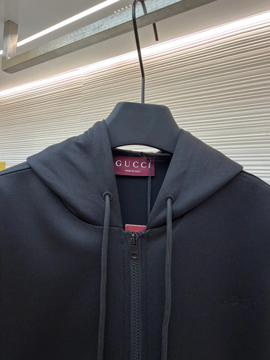 Gucci jersey jacket ●Original version: Purchased and developed for 14,000 ●Item number: 1681710-B50 ●Fabric: jersey fabric ●Technology: embossed production ●Color: black ●Version: fitted version ●Weight: about 785 grams ●Size: S-M-L-XL ●Description: These casual sweatpants are designed with a loose fit, comfortable to wear and full of fashion. The fabric is made of high-quality cotton blend, which has a soft and delicate feel, good breathability and skin-friendliness. Ready-to-wear garments are made using precision cutting techniques to ensure the overall shape is three-dimensional and crisp. The pants body is designed with multiple functional pockets, which not only increases practicality, but also enhances the overall three-dimensional feel. The unique ribbed cuff design on the trouser legs not only adds a sporty feel, but also adds a sense of fashion to the overall look. The drawstring design at the waist not only makes it easy to adjust the tightness, but also improves wearing comfort. The overall wiring is neat and the stitching is fine and firm, showing superb craftsmanship. Whether it is daily wear or outdoor activities, it can be easily controlled, perfectly interpreting the brand's luxury and functionality. The overall wiring is straight and delicate, the fabric is comfortable and soft, and the color is consistent without color difference. It can be matched with the same style to create a fashionable look and control various occasions. Customized accessories, complete with three standards, same style for men and women!