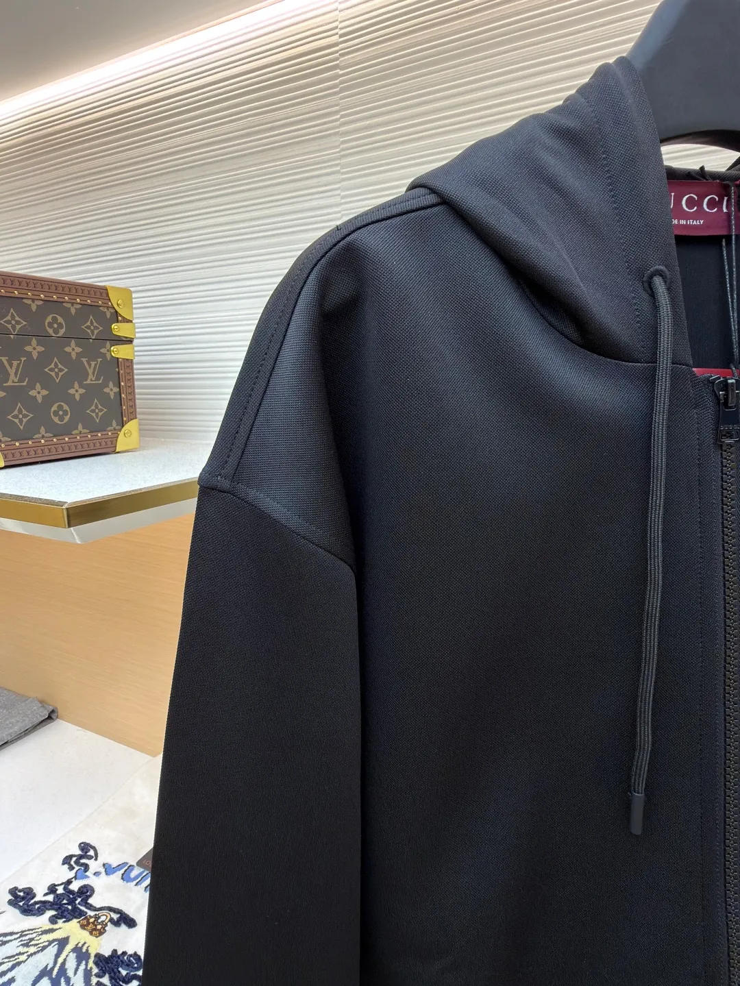 Gucci jersey jacket ●Original version: Purchased and developed for 14,000 ●Item number: 1681710-B50 ●Fabric: jersey fabric ●Technology: embossed production ●Color: black ●Version: fitted version ●Weight: about 785 grams ●Size: S-M-L-XL ●Description: These casual sweatpants are designed with a loose fit, comfortable to wear and full of fashion. The fabric is made of high-quality cotton blend, which has a soft and delicate feel, good breathability and skin-friendliness. Ready-to-wear garments are made using precision cutting techniques to ensure the overall shape is three-dimensional and crisp. The pants body is designed with multiple functional pockets, which not only increases practicality, but also enhances the overall three-dimensional feel. The unique ribbed cuff design on the trouser legs not only adds a sporty feel, but also adds a sense of fashion to the overall look. The drawstring design at the waist not only makes it easy to adjust the tightness, but also improves wearing comfort. The overall wiring is neat and the stitching is fine and firm, showing superb craftsmanship. Whether it is daily wear or outdoor activities, it can be easily controlled, perfectly interpreting the brand's luxury and functionality. The overall wiring is straight and delicate, the fabric is comfortable and soft, and the color is consistent without color difference. It can be matched with the same style to create a fashionable look and control various occasions. Customized accessories, complete with three standards, same style for men and women!