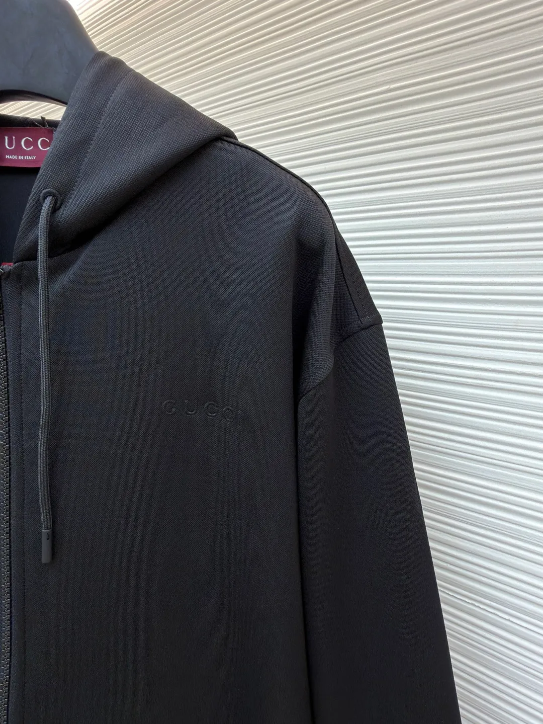 Gucci jersey jacket ●Original version: Purchased and developed for 14,000 ●Item number: 1681710-B50 ●Fabric: jersey fabric ●Technology: embossed production ●Color: black ●Version: fitted version ●Weight: about 785 grams ●Size: S-M-L-XL ●Description: These casual sweatpants are designed with a loose fit, comfortable to wear and full of fashion. The fabric is made of high-quality cotton blend, which has a soft and delicate feel, good breathability and skin-friendliness. Ready-to-wear garments are made using precision cutting techniques to ensure the overall shape is three-dimensional and crisp. The pants body is designed with multiple functional pockets, which not only increases practicality, but also enhances the overall three-dimensional feel. The unique ribbed cuff design on the trouser legs not only adds a sporty feel, but also adds a sense of fashion to the overall look. The drawstring design at the waist not only makes it easy to adjust the tightness, but also improves wearing comfort. The overall wiring is neat and the stitching is fine and firm, showing superb craftsmanship. Whether it is daily wear or outdoor activities, it can be easily controlled, perfectly interpreting the brand's luxury and functionality. The overall wiring is straight and delicate, the fabric is comfortable and soft, and the color is consistent without color difference. It can be matched with the same style to create a fashionable look and control various occasions. Customized accessories, complete with three standards, same style for men and women!