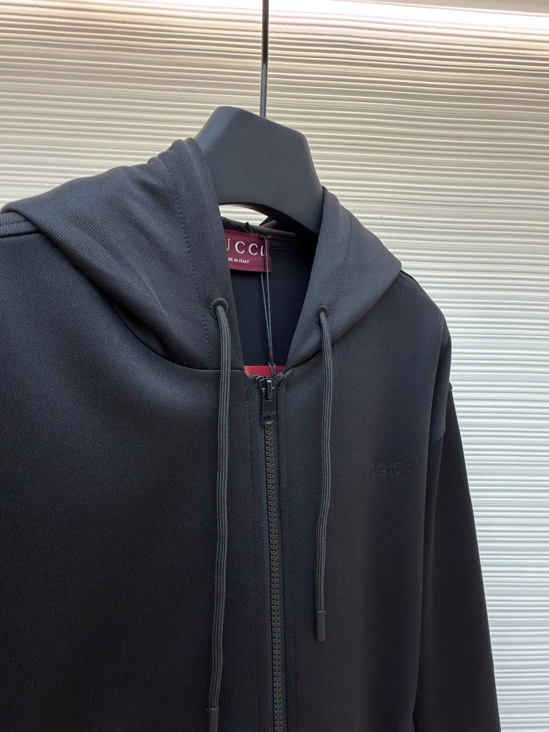 Gucci jersey jacket ●Original version: Purchased and developed for 14,000 ●Item number: 1681710-B50 ●Fabric: jersey fabric ●Technology: embossed production ●Color: black ●Version: fitted version ●Weight: about 785 grams ●Size: S-M-L-XL ●Description: These casual sweatpants are designed with a loose fit, comfortable to wear and full of fashion. The fabric is made of high-quality cotton blend, which has a soft and delicate feel, good breathability and skin-friendliness. Ready-to-wear garments are made using precision cutting techniques to ensure the overall shape is three-dimensional and crisp. The pants body is designed with multiple functional pockets, which not only increases practicality, but also enhances the overall three-dimensional feel. The unique ribbed cuff design on the trouser legs not only adds a sporty feel, but also adds a sense of fashion to the overall look. The drawstring design at the waist not only makes it easy to adjust the tightness, but also improves wearing comfort. The overall wiring is neat and the stitching is fine and firm, showing superb craftsmanship. Whether it is daily wear or outdoor activities, it can be easily controlled, perfectly interpreting the brand's luxury and functionality. The overall wiring is straight and delicate, the fabric is comfortable and soft, and the color is consistent without color difference. It can be matched with the same style to create a fashionable look and control various occasions. Customized accessories, complete with three standards, same style for men and women!