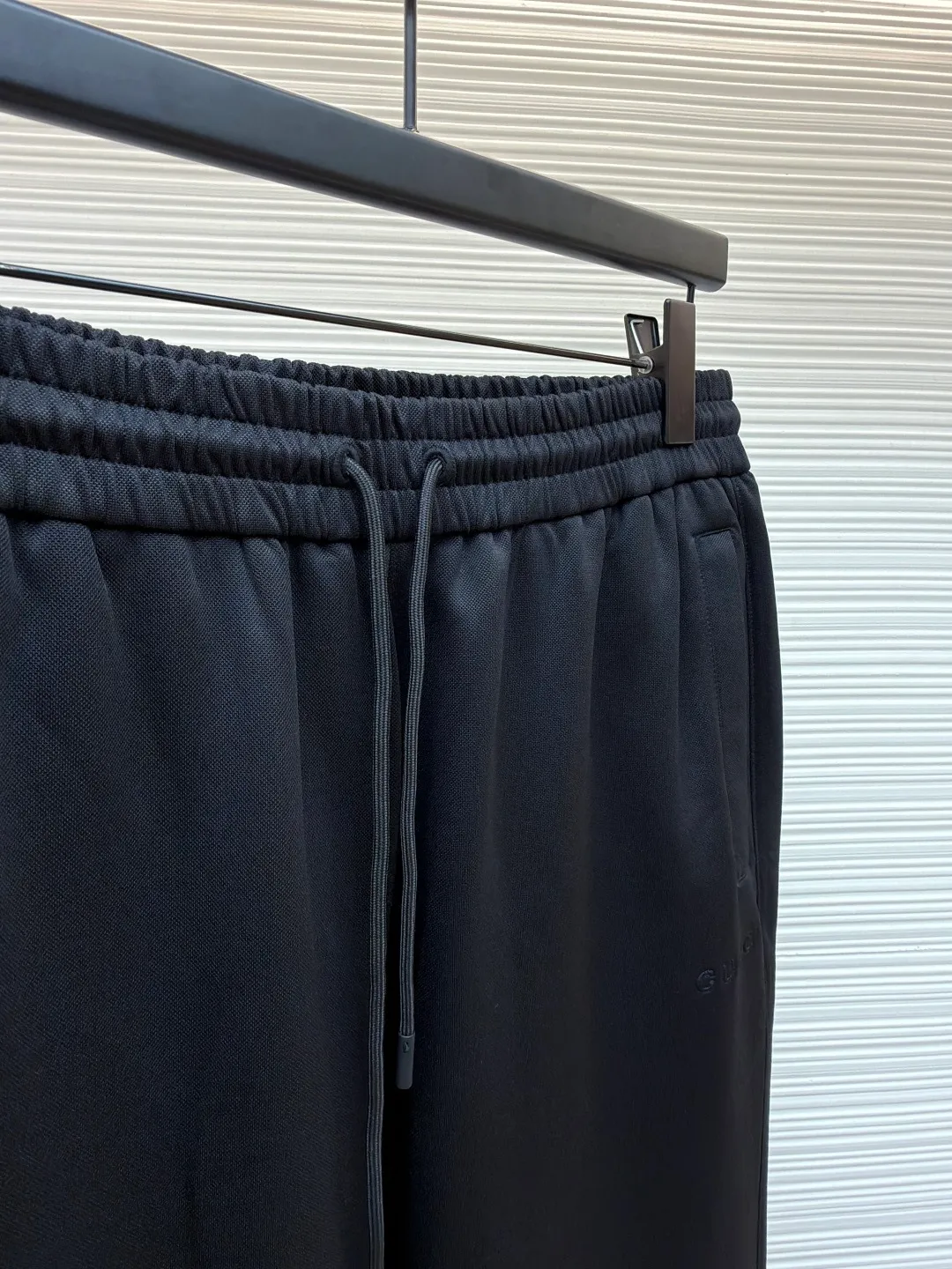 Gucci jersey trousers ●Original version: Purchased and developed for 12600 ●Item number: 1681709-B05 ●Fabric: jersey fabric ●Technology: embossed production ●Color: black ●Version: fitted version ●Weight: about 709 grams ●Size: S-M-L-XL ●Description: These casual sports pants are designed with a loose fit, comfortable to wear and full of fashion. The fabric is made of high-quality cotton blend, which has a soft and delicate feel, good breathability and skin-friendliness. Ready-to-wear garments are made using precision cutting techniques to ensure the overall shape is three-dimensional and crisp. The pants body is designed with multiple functional pockets, which not only increases practicality, but also enhances the overall three-dimensional feel. The unique ribbed cuff design on the trouser legs not only adds a sporty feel, but also adds a sense of fashion to the overall look. The drawstring design at the waist not only makes it easy to adjust the tightness, but also improves wearing comfort. The overall wiring is neat and the stitching is fine and firm, showing superb craftsmanship. Whether it is daily wear or outdoor activities, it can be easily controlled, perfectly interpreting the brand's luxury and functionality. The overall wiring is straight and delicate, the fabric is comfortable and soft, and the color is consistent without color difference. It can be matched with the same style to create a fashionable look and control various occasions. Customized accessories, complete with three standards, same style for men and women!