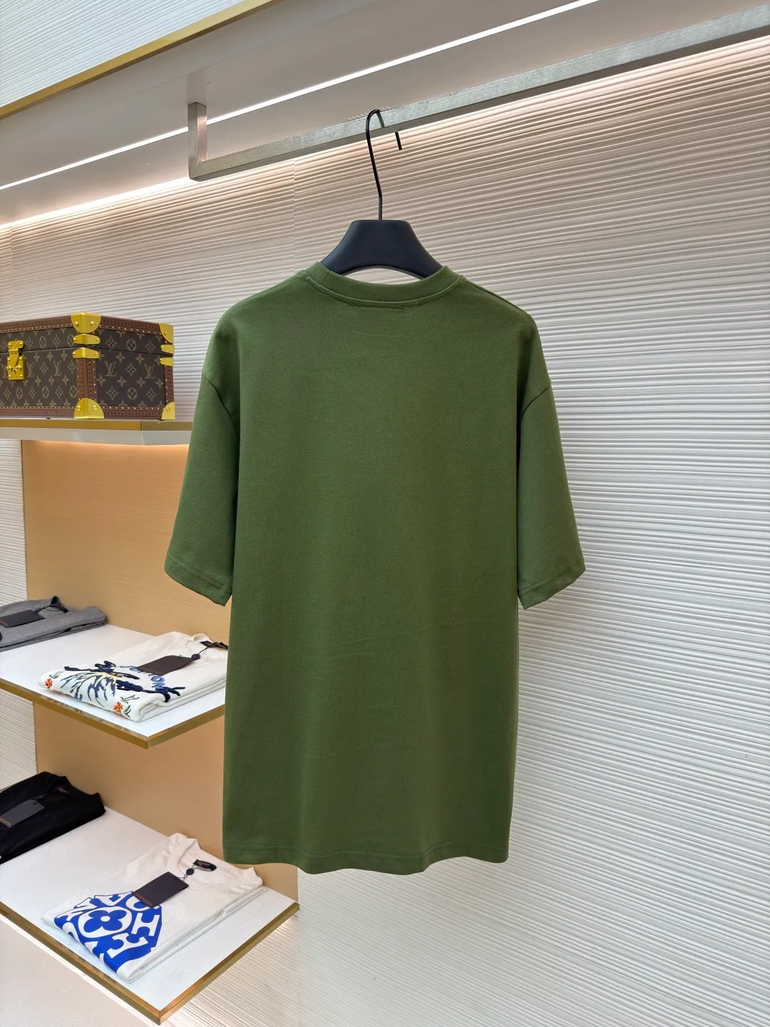 Gucci Double G embroidered round neck short sleeves ●Original version: Purchased and developed for 5300 ●Item number: 1682499-X90 ●Fabric: fine velvet knitted cotton fabric ●Technology: embroidery production ●Color: green ●Version: fitted version ●Weight: about 290 grams ●Size: S-M-L-XL ●Description: Made of 15S special woven compact cotton fine velvet knitted fabric with a weight of 230g/㎡; paired with 32S high count and high weight 1x1 rib, with a weight of 340g/㎡. Ribbing is used on the collar to ensure excellent elastic recovery and deformation resistance of the collar. The fabric uses compact spinning technology to effectively reduce yarn hairiness, making the fabric structure tighter, the surface smoother, and the pilling resistance better. The weight of 230g is medium to heavy, which gives the T-shirt good stiffness and drape, and is not easy to collapse, ensuring the texture of high-end ready-to-wear. The fine velvet knitted fabric has been lightly brushed or raised, giving it a softer, waxier skin-friendly feel than ordinary plain cotton. Three-dimensional stitch embroidery is an embroidery process that uses high-density linear stitches to be closely arranged to form raised lines. The core is to use thicker embroidery thread, and the stitches are continuous and even without gaps. It naturally produces a raised height of 1-2 mm, making the edges of the pattern clear and sharp, and the touch feeling full and solid. The overall wiring is straight and delicate, the fabric is comfortable and soft, and the color is consistent without color difference. It can be matched with the same style to create a fashionable look and control various occasions. Customized accessories, complete with three standards, same style for men and women!
