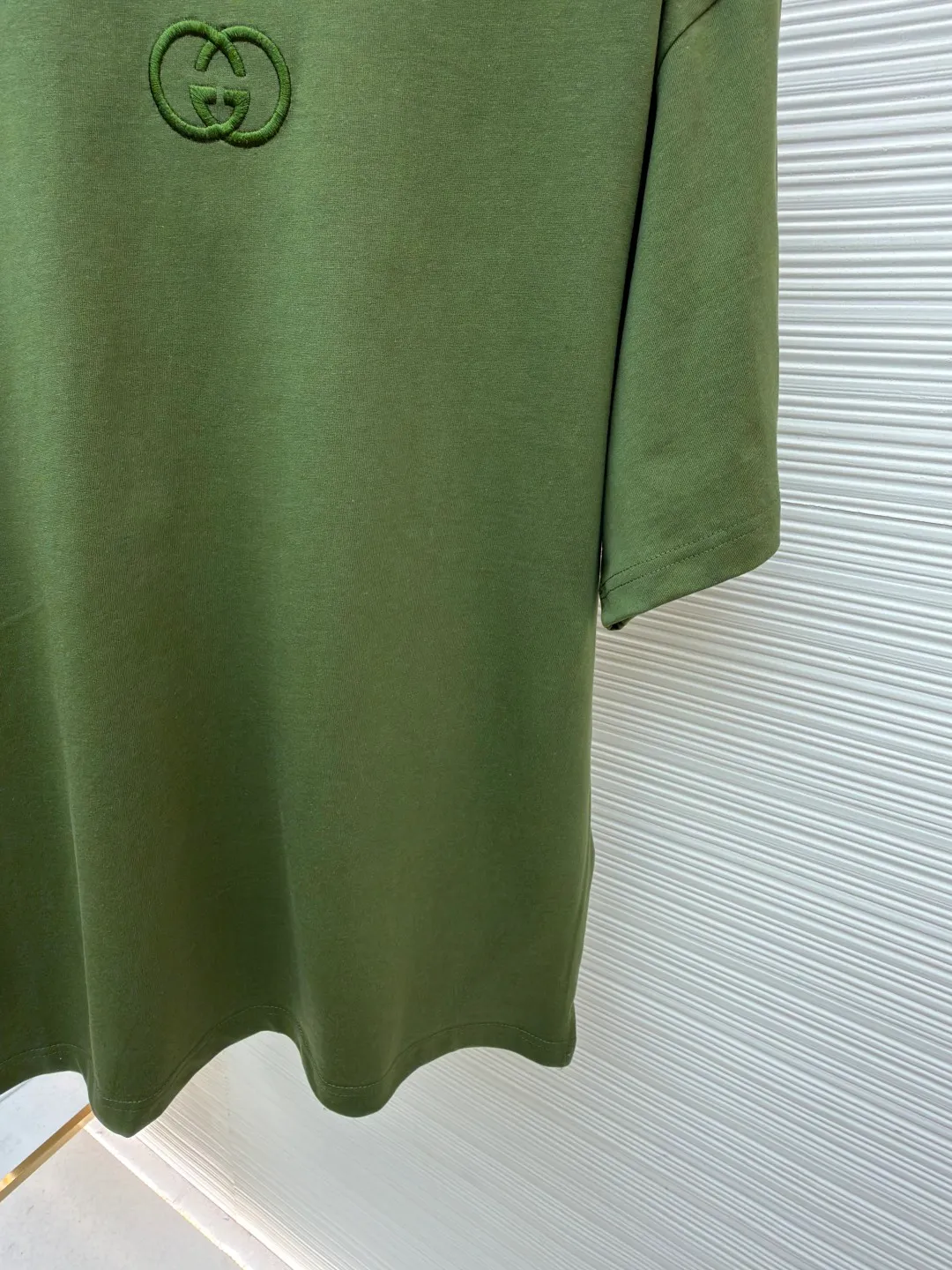Gucci Double G embroidered round neck short sleeves ●Original version: Purchased and developed for 5300 ●Item number: 1682499-X90 ●Fabric: fine velvet knitted cotton fabric ●Technology: embroidery production ●Color: green ●Version: fitted version ●Weight: about 290 grams ●Size: S-M-L-XL ●Description: Made of 15S special woven compact cotton fine velvet knitted fabric with a weight of 230g/㎡; paired with 32S high count and high weight 1x1 rib, with a weight of 340g/㎡. Ribbing is used on the collar to ensure excellent elastic recovery and deformation resistance of the collar. The fabric uses compact spinning technology to effectively reduce yarn hairiness, making the fabric structure tighter, the surface smoother, and the pilling resistance better. The weight of 230g is medium to heavy, which gives the T-shirt good stiffness and drape, and is not easy to collapse, ensuring the texture of high-end ready-to-wear. The fine velvet knitted fabric has been lightly brushed or raised, giving it a softer, waxier skin-friendly feel than ordinary plain cotton. Three-dimensional stitch embroidery is an embroidery process that uses high-density linear stitches to be closely arranged to form raised lines. The core is to use thicker embroidery thread, and the stitches are continuous and even without gaps. It naturally produces a raised height of 1-2 mm, making the edges of the pattern clear and sharp, and the touch feeling full and solid. The overall wiring is straight and delicate, the fabric is comfortable and soft, and the color is consistent without color difference. It can be matched with the same style to create a fashionable look and control various occasions. Customized accessories, complete with three standards, same style for men and women!