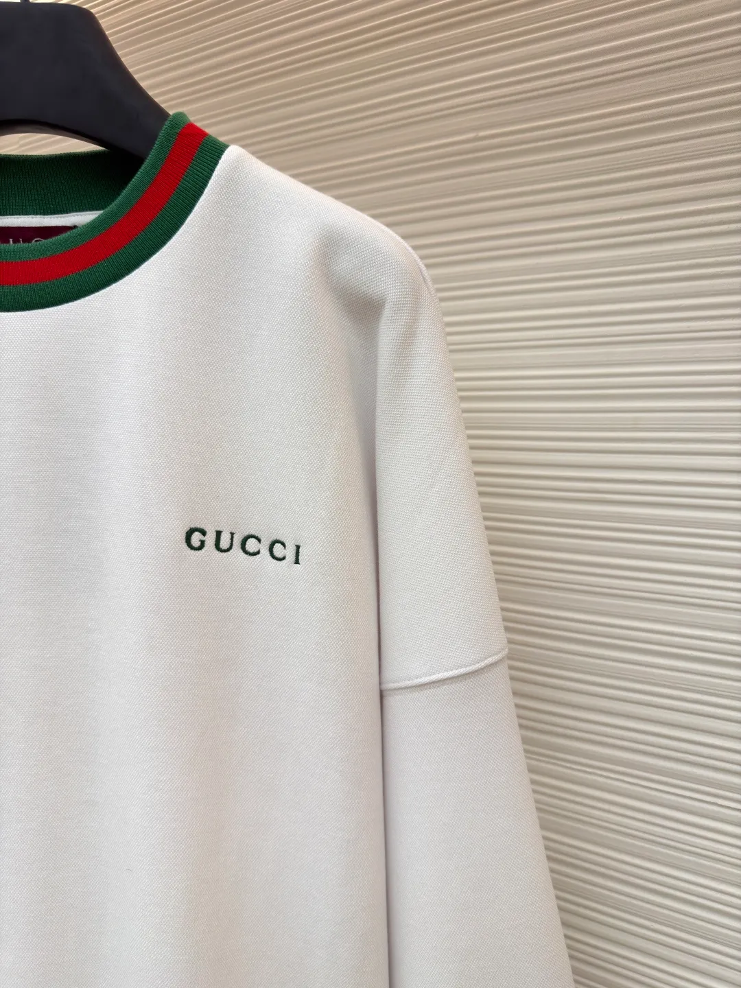Gucci webbing embroidered sweatshirt ●Original version: Purchased and developed for 10200 ●Item number: 1681673-A45 ●Material: cloud soft pearl cotton fabric ●Technology: interwoven webbing splicing ●Color: white ●Version: fitted version ●Weight: about 625 grams ●Size: S-M-L-XL ●Description: Custom cloud soft pearl cotton material, soft and comfortable, white base, pure and elegant The iconic GUCCI embroidery embellishes the chest. It is low-key and powerful. The carefully outlined striped webbing piping is the finishing touch. It achieves perfect visual balance in harmony. The dropped shoulder design highlights a new level of fashion. It creates a unique urban yuppie image and uses imported machine embroidery technology. It uses advanced computer control systems and precise mechanical components. GUCCI embroidery operations are highly precise. The lines are smooth and delicate, and the interweaving webbing splicing technology is a technology that splices webbings of different materials through interweaving. Interweave according to the original requirements (the direction, spacing and tightness of the webbing) to ensure firmness and increase the appearance. The fabrics have been washed to give a better hand feel and texture. It is not easy to deform, shrink or fade, and maintains long-term beauty. The overall wiring is straight and delicate, the fabric is comfortable and soft, and the color is consistent without color difference. It can be matched with the same style to create a fashionable look and control various occasions. Customized accessories, complete with three standards, same style for men and women!