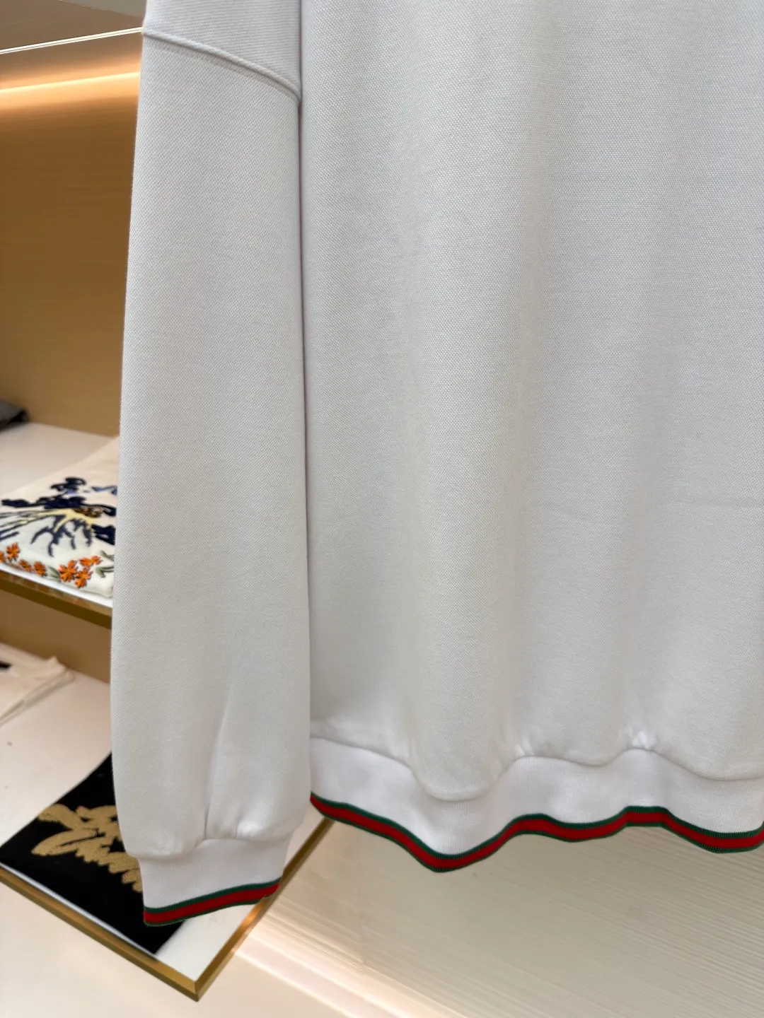 Gucci webbing embroidered sweatshirt ●Original version: Purchased and developed for 10200 ●Item number: 1681673-A45 ●Material: cloud soft pearl cotton fabric ●Technology: interwoven webbing splicing ●Color: white ●Version: fitted version ●Weight: about 625 grams ●Size: S-M-L-XL ●Description: Custom cloud soft pearl cotton material, soft and comfortable, white base, pure and elegant The iconic GUCCI embroidery embellishes the chest. It is low-key and powerful. The carefully outlined striped webbing piping is the finishing touch. It achieves perfect visual balance in harmony. The dropped shoulder design highlights a new level of fashion. It creates a unique urban yuppie image and uses imported machine embroidery technology. It uses advanced computer control systems and precise mechanical components. GUCCI embroidery operations are highly precise. The lines are smooth and delicate, and the interweaving webbing splicing technology is a technology that splices webbings of different materials through interweaving. Interweave according to the original requirements (the direction, spacing and tightness of the webbing) to ensure firmness and increase the appearance. The fabrics have been washed to give a better hand feel and texture. It is not easy to deform, shrink or fade, and maintains long-term beauty. The overall wiring is straight and delicate, the fabric is comfortable and soft, and the color is consistent without color difference. It can be matched with the same style to create a fashionable look and control various occasions. Customized accessories, complete with three standards, same style for men and women!