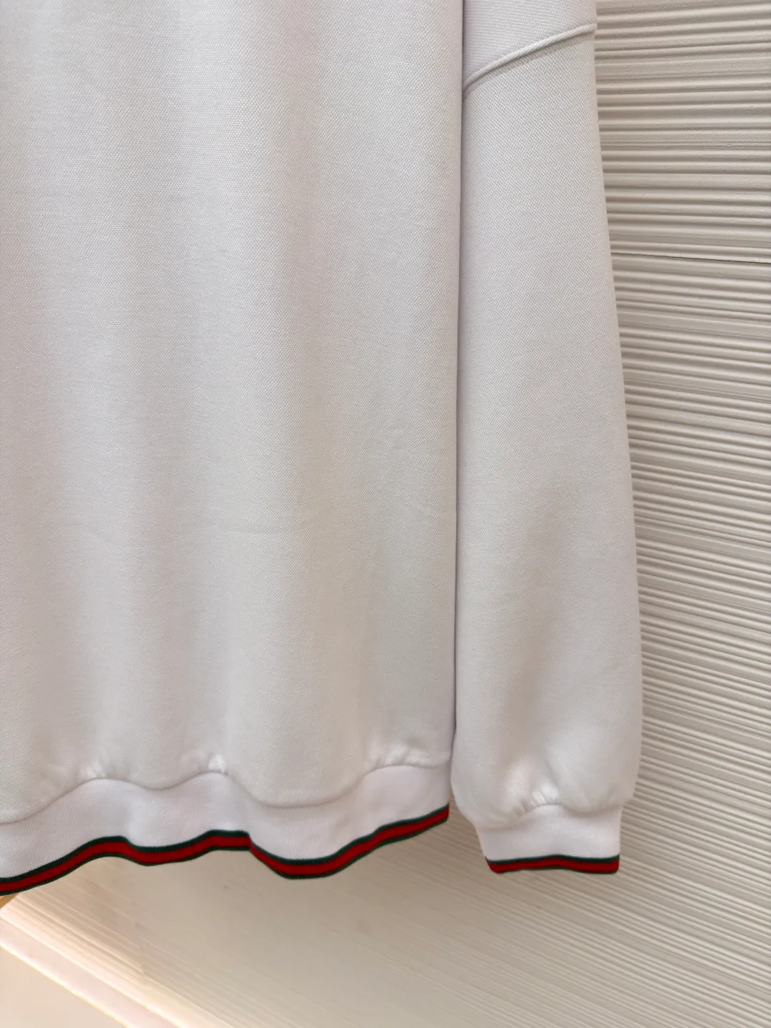 Gucci webbing embroidered sweatshirt ●Original version: Purchased and developed for 10200 ●Item number: 1681673-A45 ●Material: cloud soft pearl cotton fabric ●Technology: interwoven webbing splicing ●Color: white ●Version: fitted version ●Weight: about 625 grams ●Size: S-M-L-XL ●Description: Custom cloud soft pearl cotton material, soft and comfortable, white base, pure and elegant The iconic GUCCI embroidery embellishes the chest. It is low-key and powerful. The carefully outlined striped webbing piping is the finishing touch. It achieves perfect visual balance in harmony. The dropped shoulder design highlights a new level of fashion. It creates a unique urban yuppie image and uses imported machine embroidery technology. It uses advanced computer control systems and precise mechanical components. GUCCI embroidery operations are highly precise. The lines are smooth and delicate, and the interweaving webbing splicing technology is a technology that splices webbings of different materials through interweaving. Interweave according to the original requirements (the direction, spacing and tightness of the webbing) to ensure firmness and increase the appearance. The fabrics have been washed to give a better hand feel and texture. It is not easy to deform, shrink or fade, and maintains long-term beauty. The overall wiring is straight and delicate, the fabric is comfortable and soft, and the color is consistent without color difference. It can be matched with the same style to create a fashionable look and control various occasions. Customized accessories, complete with three standards, same style for men and women!