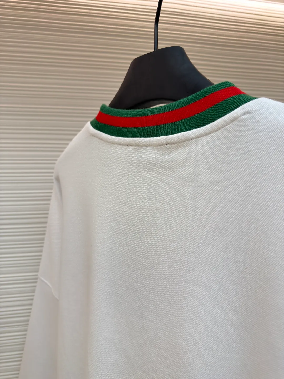 Gucci webbing embroidered sweatshirt ●Original version: Purchased and developed for 10200 ●Item number: 1681673-A45 ●Material: cloud soft pearl cotton fabric ●Technology: interwoven webbing splicing ●Color: white ●Version: fitted version ●Weight: about 625 grams ●Size: S-M-L-XL ●Description: Custom cloud soft pearl cotton material, soft and comfortable, white base, pure and elegant The iconic GUCCI embroidery embellishes the chest. It is low-key and powerful. The carefully outlined striped webbing piping is the finishing touch. It achieves perfect visual balance in harmony. The dropped shoulder design highlights a new level of fashion. It creates a unique urban yuppie image and uses imported machine embroidery technology. It uses advanced computer control systems and precise mechanical components. GUCCI embroidery operations are highly precise. The lines are smooth and delicate, and the interweaving webbing splicing technology is a technology that splices webbings of different materials through interweaving. Interweave according to the original requirements (the direction, spacing and tightness of the webbing) to ensure firmness and increase the appearance. The fabrics have been washed to give a better hand feel and texture. It is not easy to deform, shrink or fade, and maintains long-term beauty. The overall wiring is straight and delicate, the fabric is comfortable and soft, and the color is consistent without color difference. It can be matched with the same style to create a fashionable look and control various occasions. Customized accessories, complete with three standards, same style for men and women!