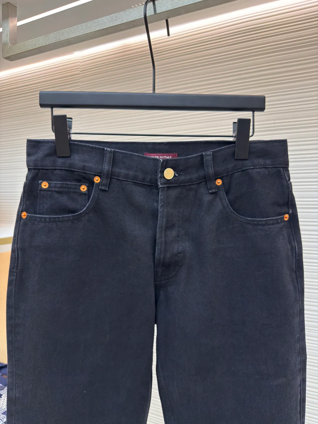 Gucci denim red and green striped jeans ●Authentic product: Purchased and developed by 3119 ●Item number: 1680335-B40 ●Material: denim denim fabric ●Technology: washed production ●Version: fitted version ●Weight: about 735 grams ●Size: 30-31-32-33-34-36 ●Description: Dark color matching is a creative interpretation of the exquisite atmosphere of early autumn. Behind the unpretentious colors lies a complex internal structure and low-key and restrained details, which is simple but not simple. This regular version is crafted from stonewashed denim fabric, with Gucci embroidery and red and green webbing pull-loop details cleverly incorporated into it, doubling the charm of the entire design. The overall wiring is straight and delicate, the fabric is comfortable and soft, and the color is consistent without color difference. It can be matched with the same style to create a fashionable look and control various occasions. Customized accessories, complete with three standards, same style for men and women!