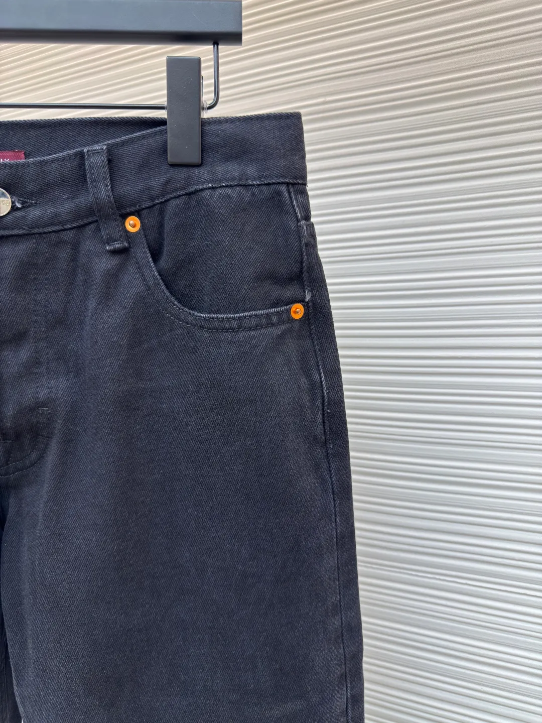 Gucci denim red and green striped jeans ●Authentic product: Purchased and developed by 3119 ●Item number: 1680335-B40 ●Material: denim denim fabric ●Technology: washed production ●Version: fitted version ●Weight: about 735 grams ●Size: 30-31-32-33-34-36 ●Description: Dark color matching is a creative interpretation of the exquisite atmosphere of early autumn. Behind the unpretentious colors lies a complex internal structure and low-key and restrained details, which is simple but not simple. This regular version is crafted from stonewashed denim fabric, with Gucci embroidery and red and green webbing pull-loop details cleverly incorporated into it, doubling the charm of the entire design. The overall wiring is straight and delicate, the fabric is comfortable and soft, and the color is consistent without color difference. It can be matched with the same style to create a fashionable look and control various occasions. Customized accessories, complete with three standards, same style for men and women!